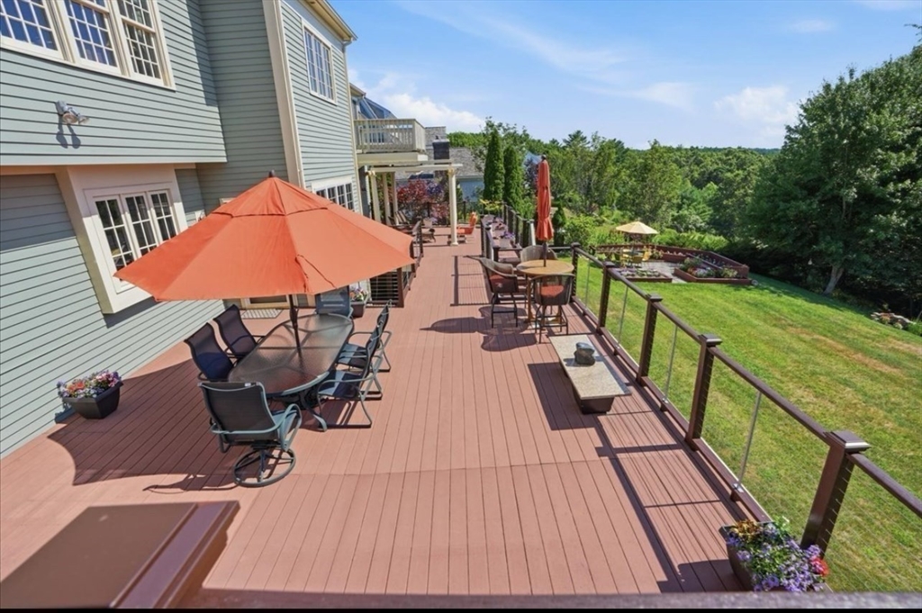 104 Pokanoket Ln