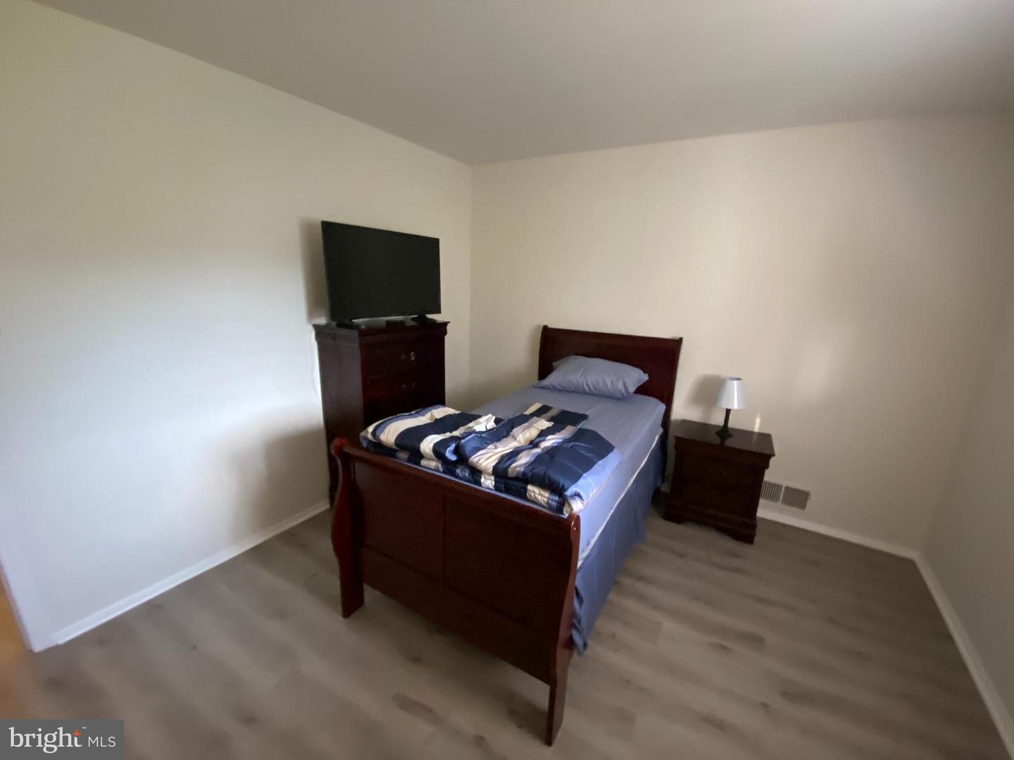 76 Queens Cir
