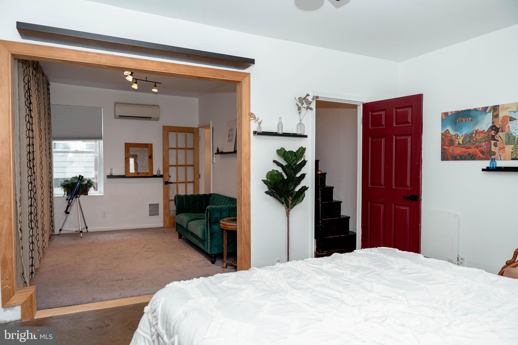 105 W OXFORD ST
