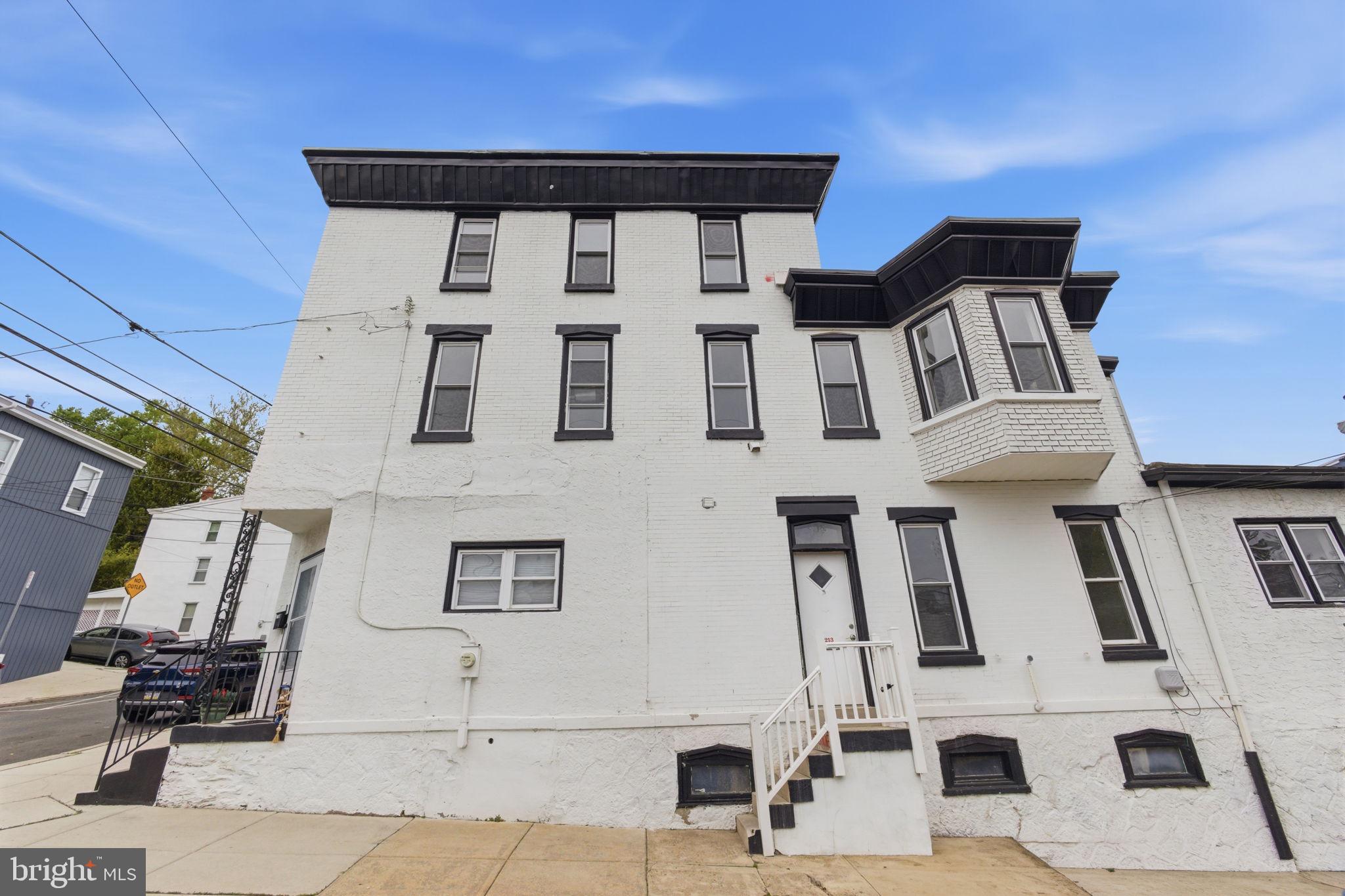 213 HERMITAGE ST