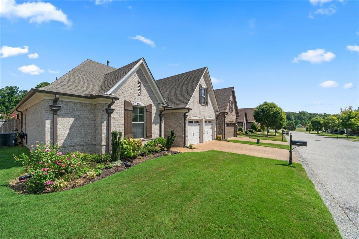8544 WOODLAND ROSE CIR S