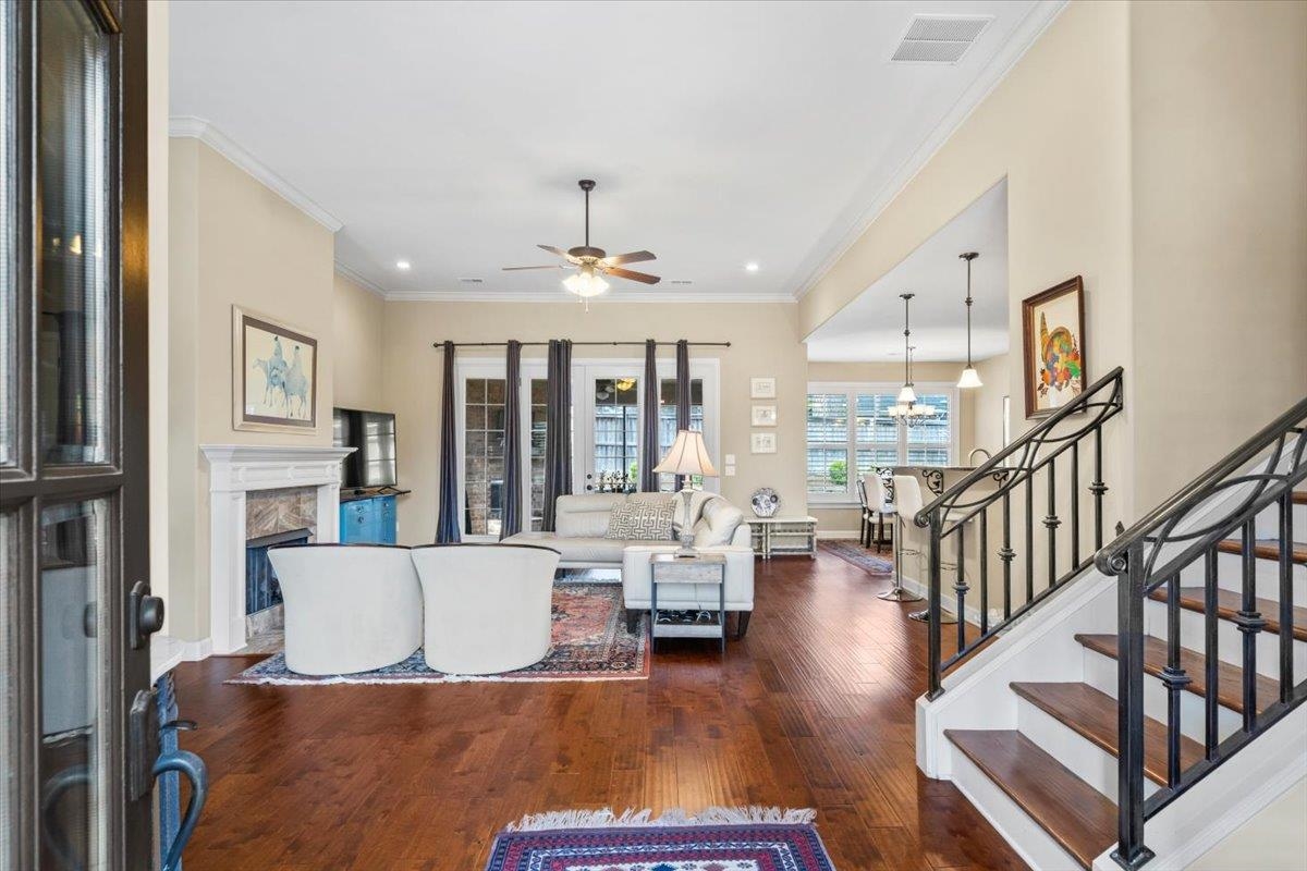 8556 WOODLAND ROSE CIR N