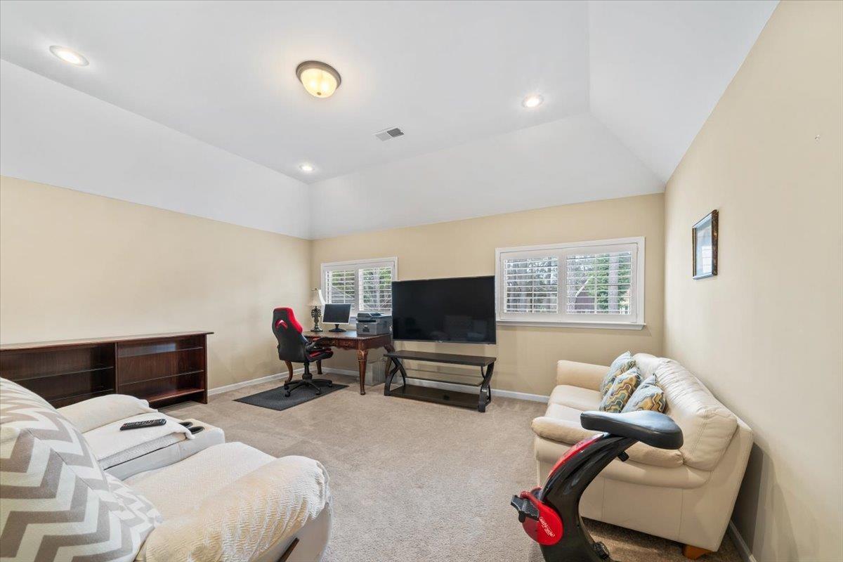 8556 WOODLAND ROSE CIR N