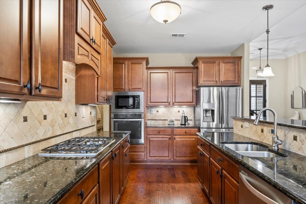 8556 WOODLAND ROSE CIR N