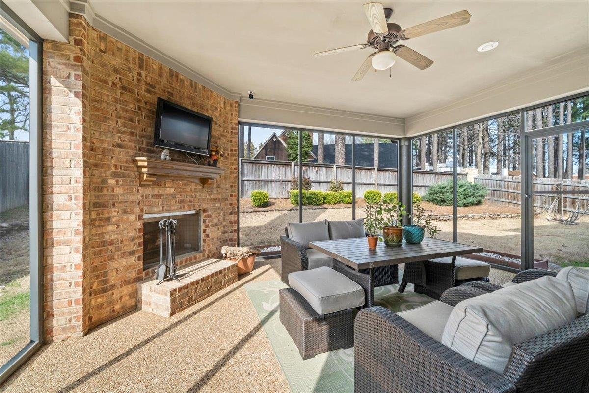 8556 WOODLAND ROSE CIR N