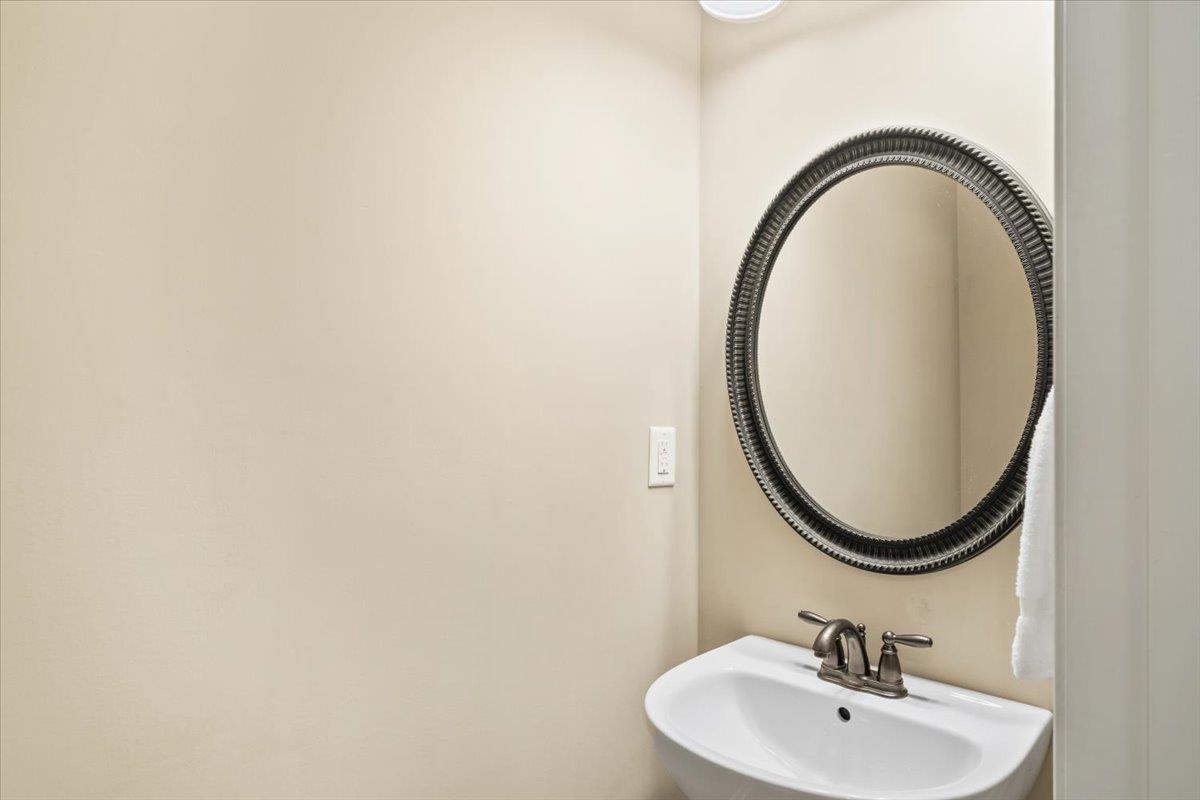 8556 WOODLAND ROSE CIR N