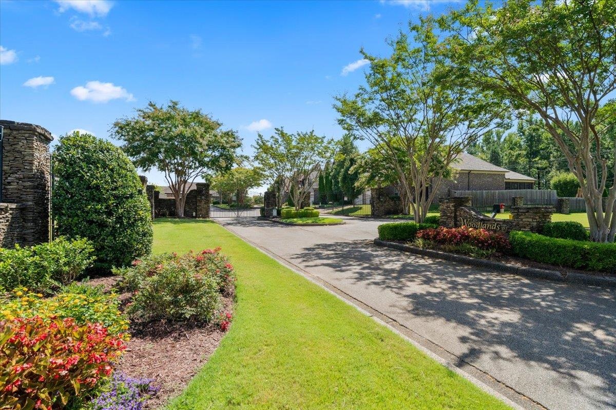 8556 WOODLAND ROSE CIR N