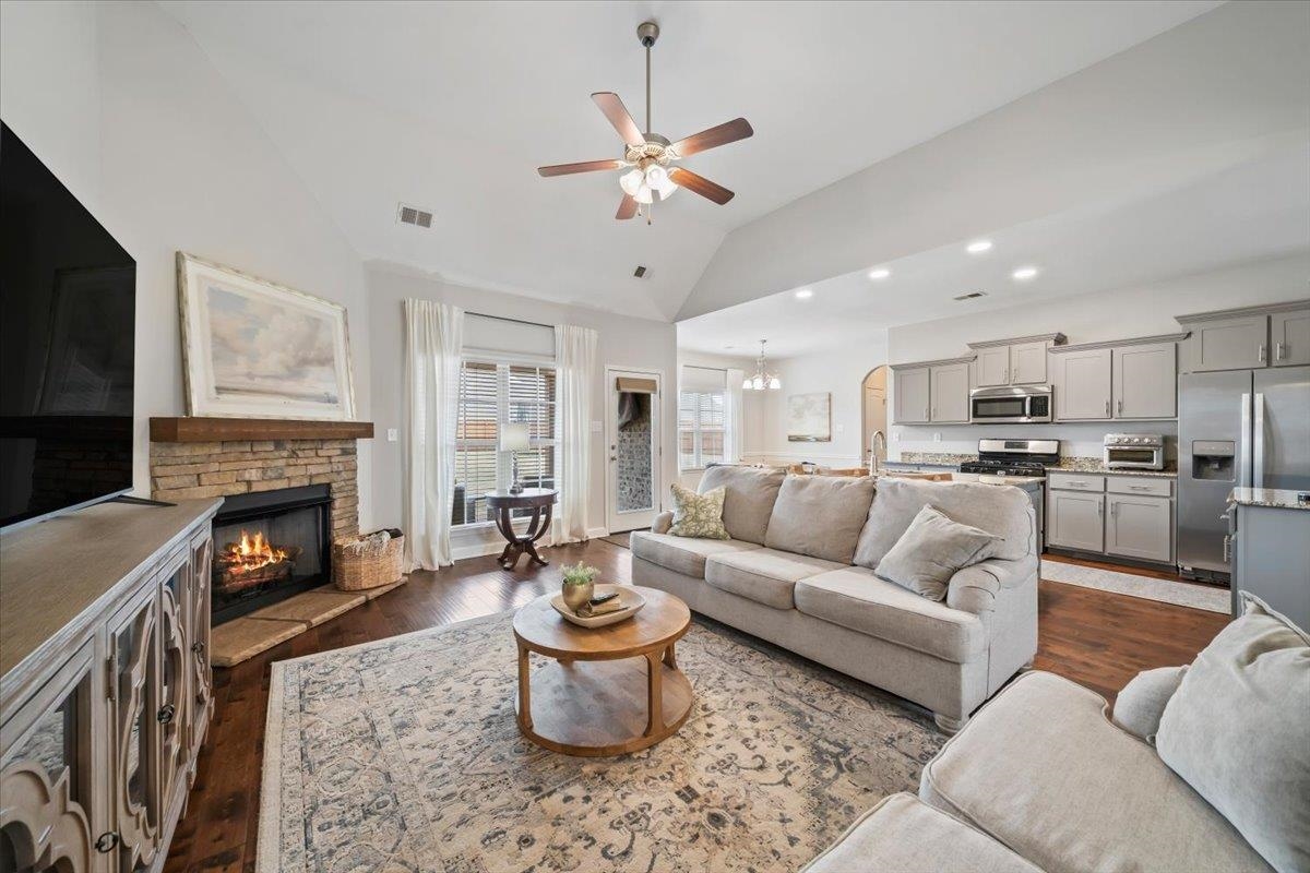 6303 CREEKSIDE LAKE DR