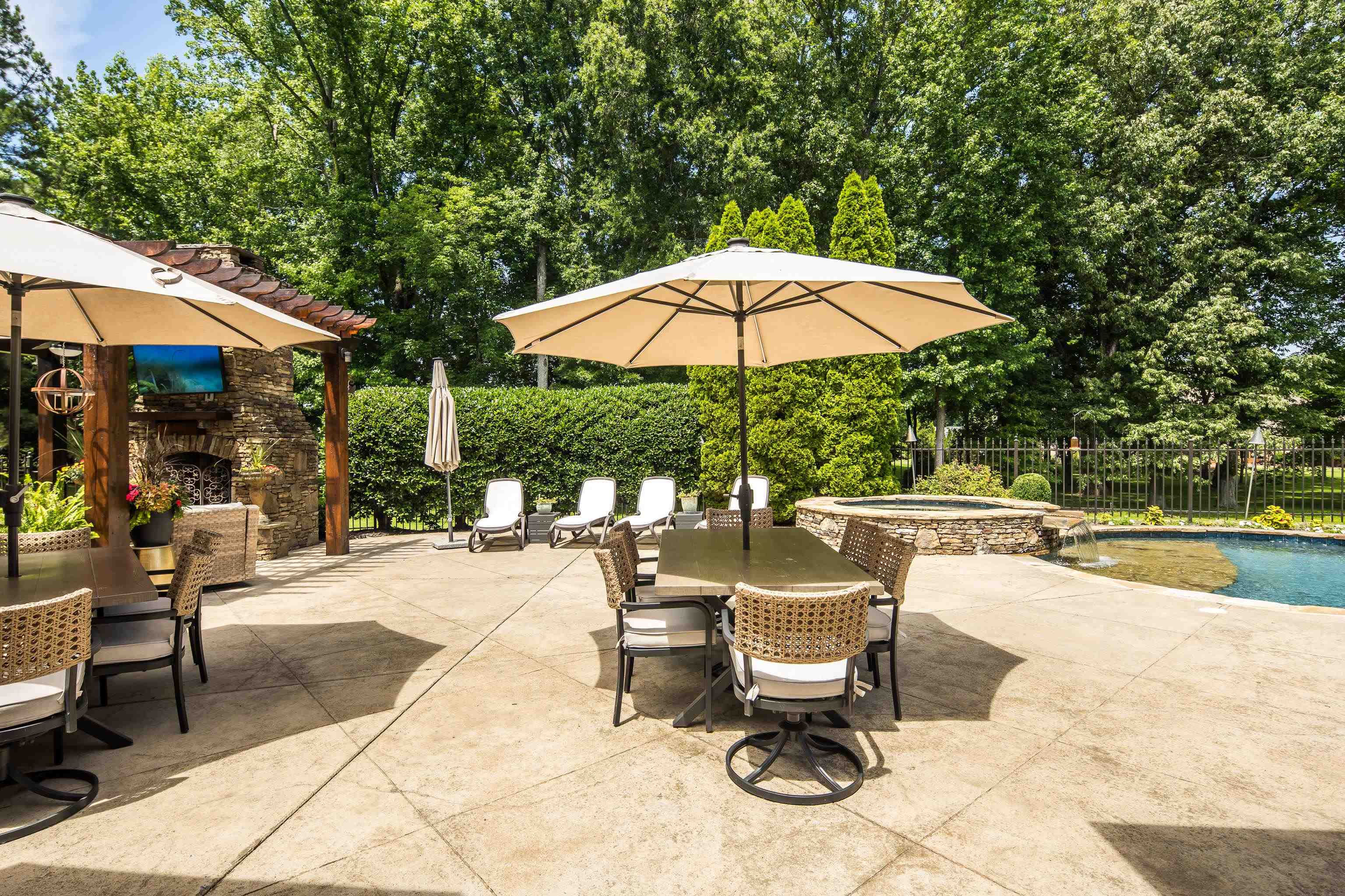 230 REGENT DR