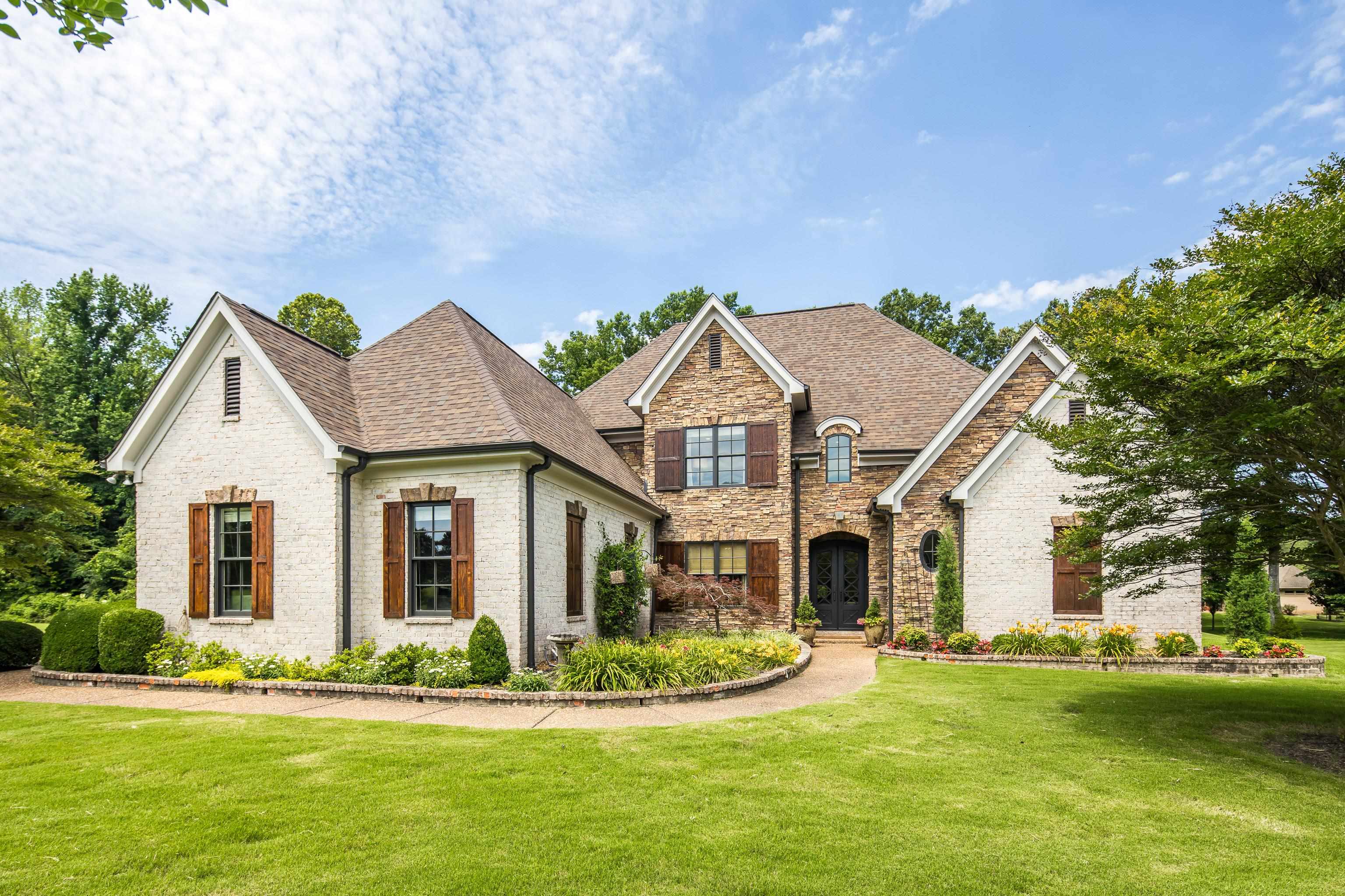 230 REGENT DR