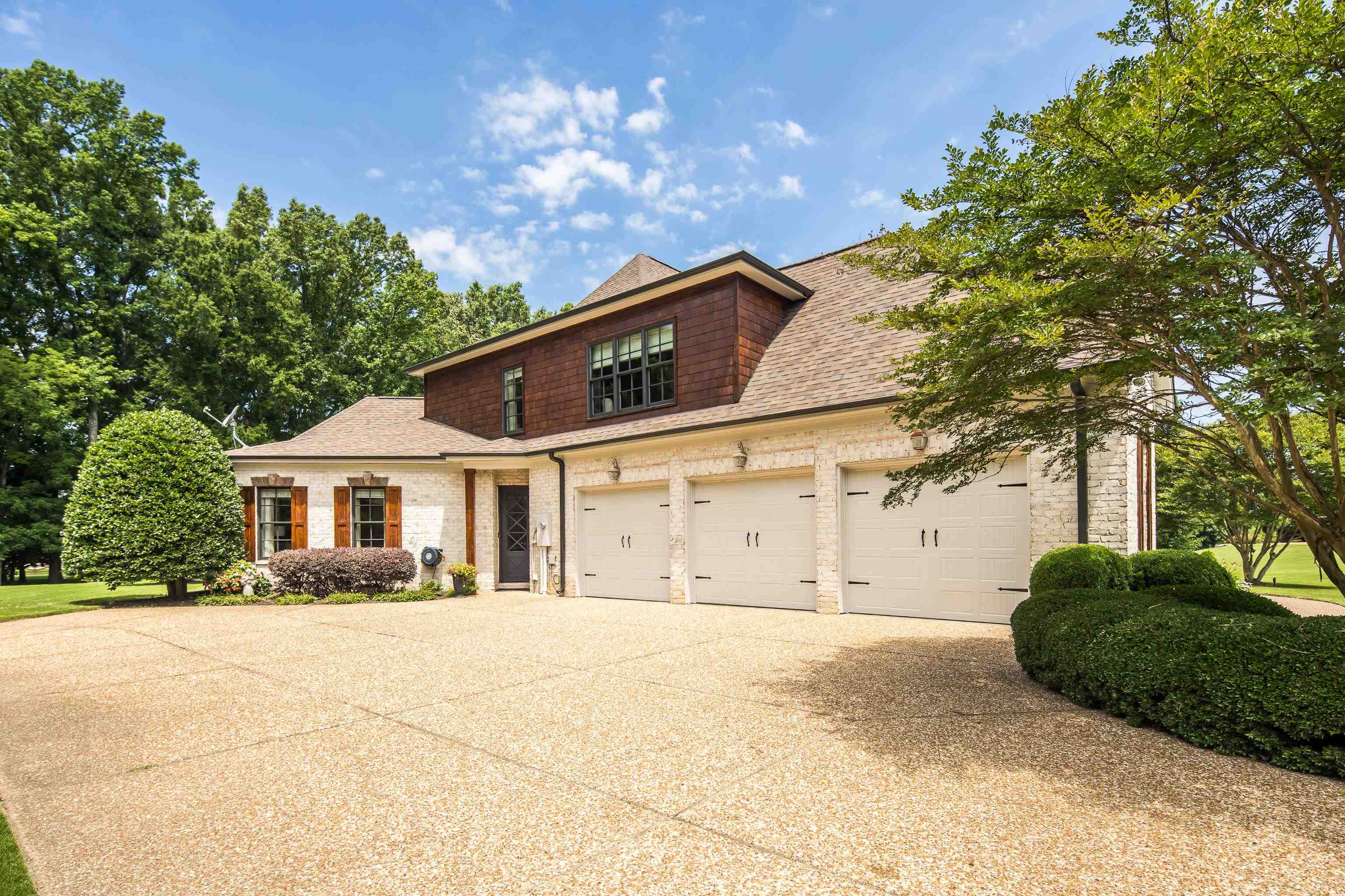 230 REGENT DR