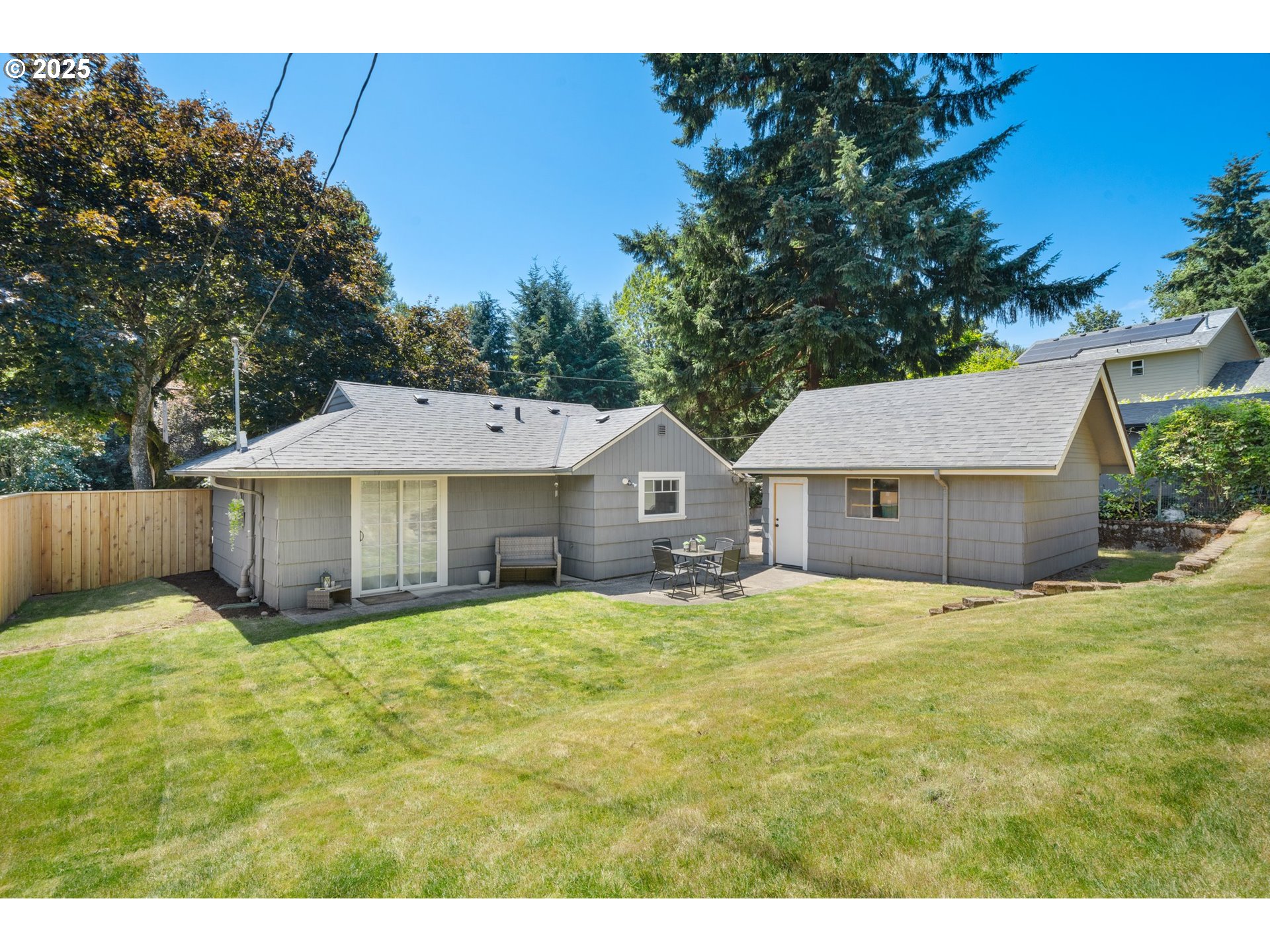 2822 NE FREMONT DR