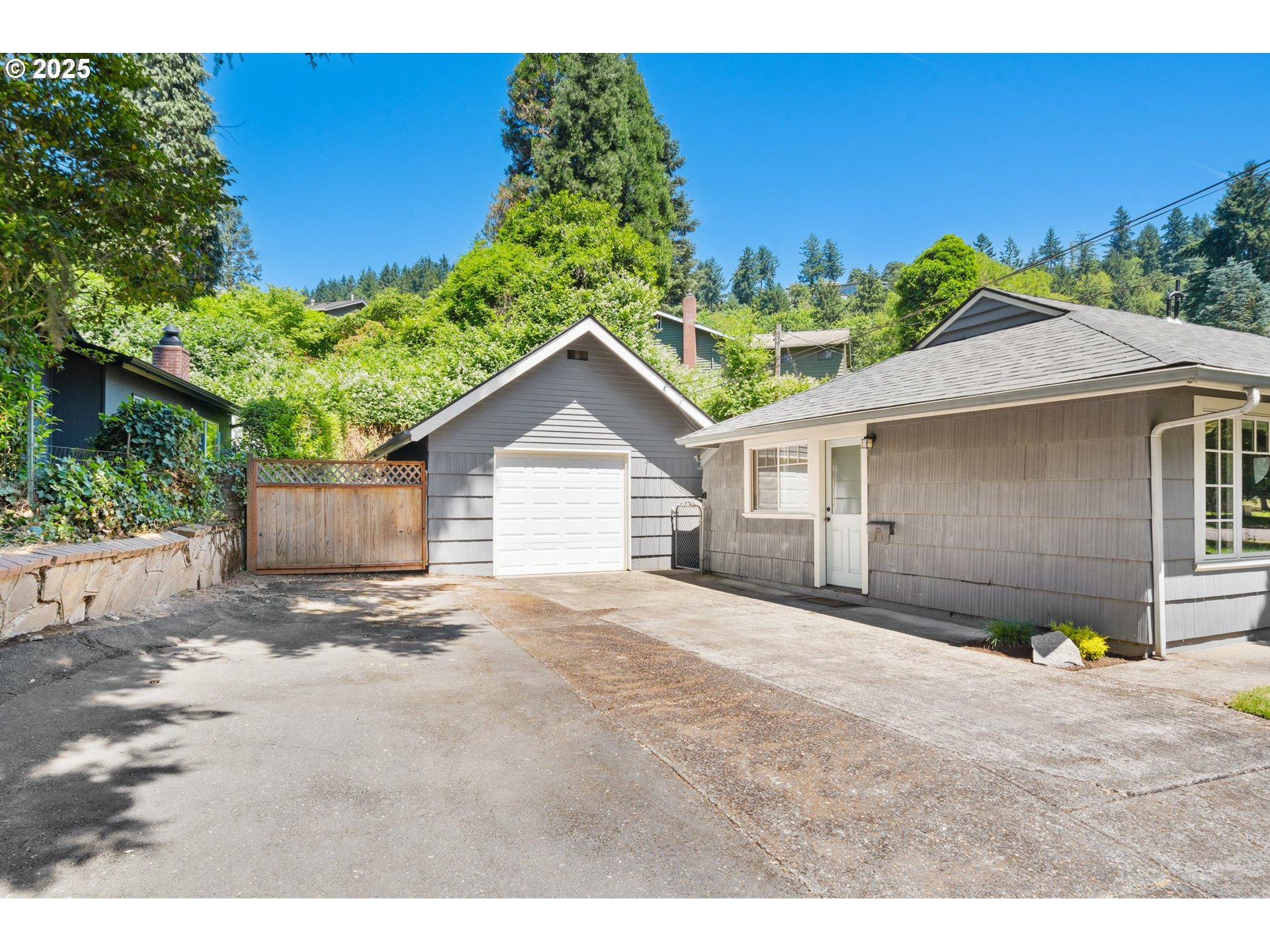 2822 NE FREMONT DR