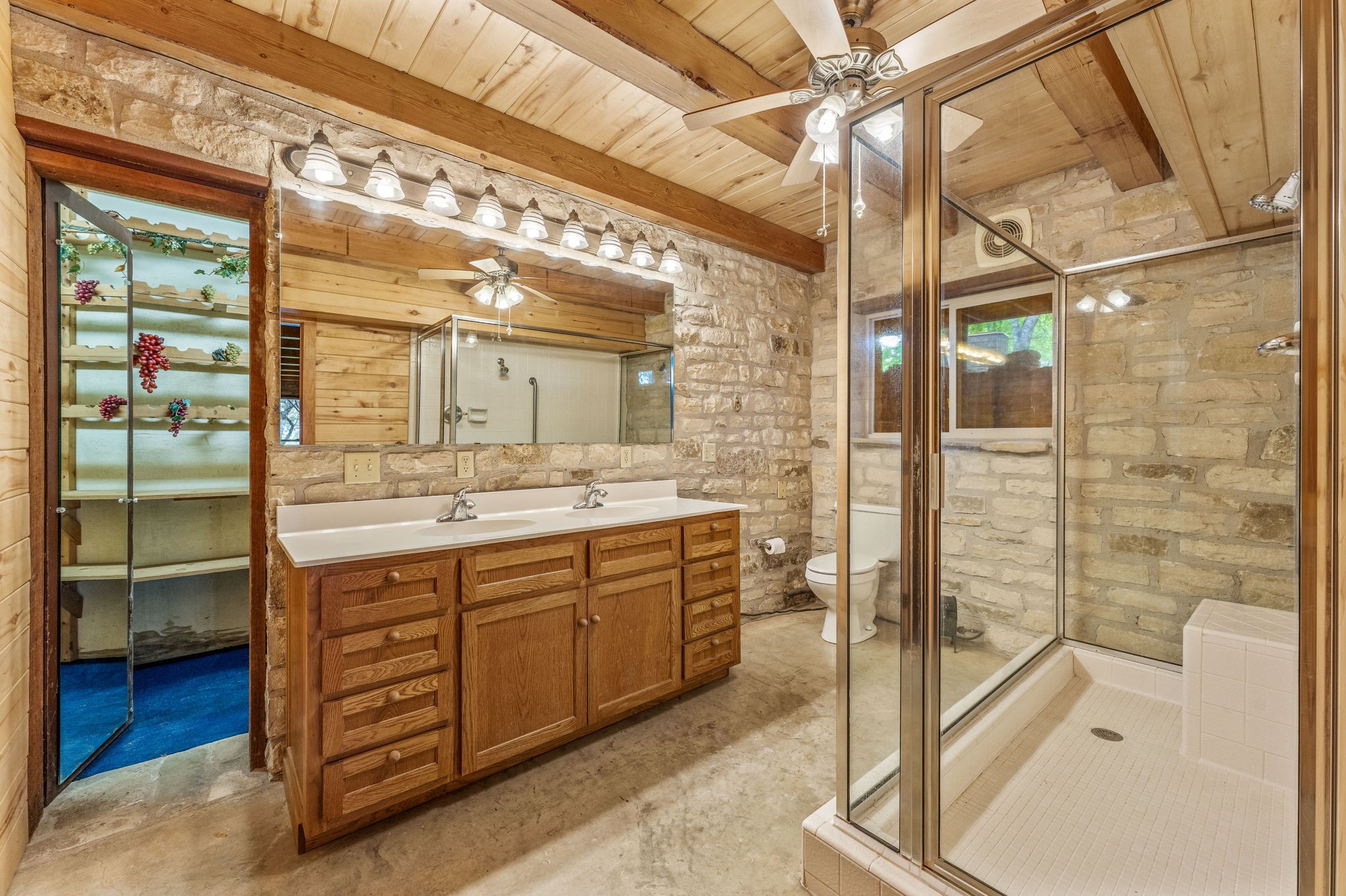 5905 N US Highway 281