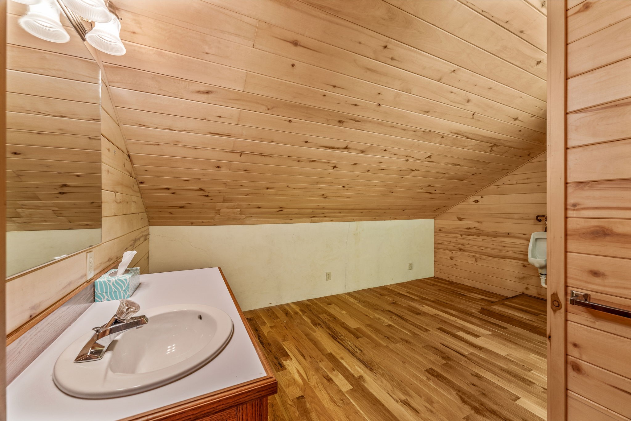 5905 N US Highway 281