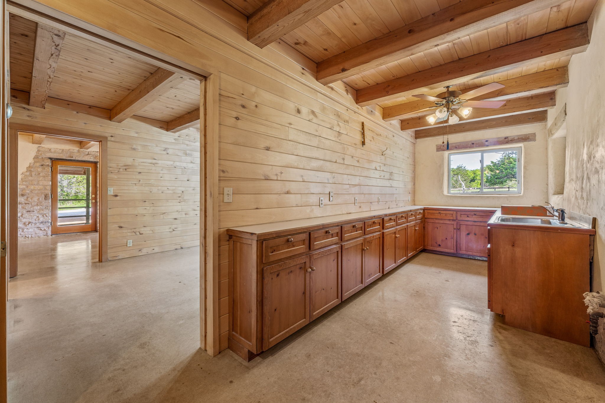 5905 N US Highway 281