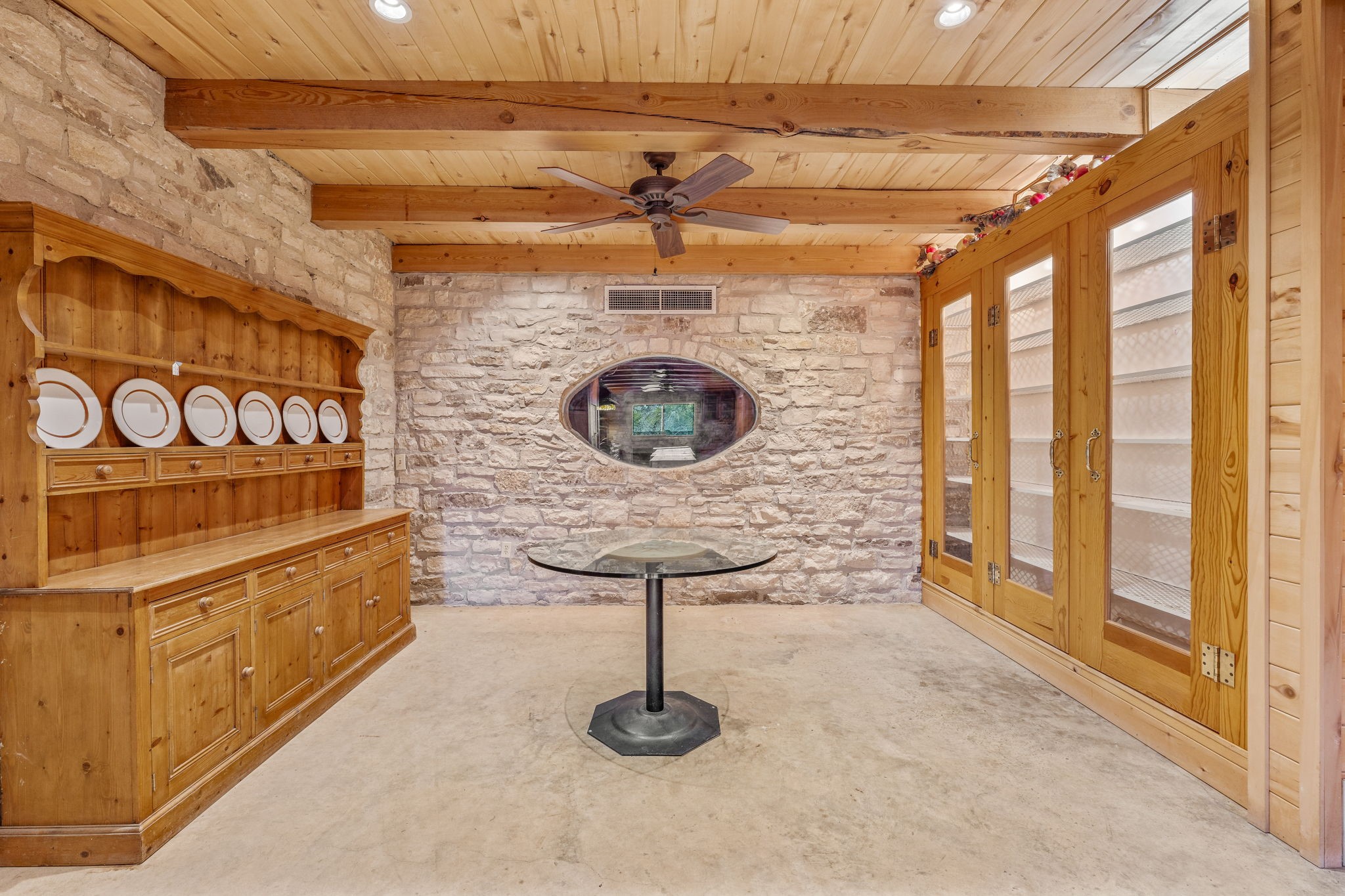 5905 N US Highway 281