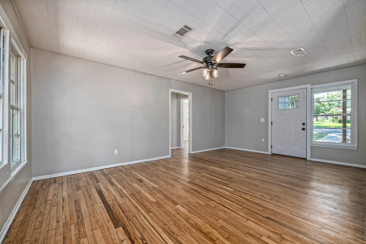 301 N Avenue Q