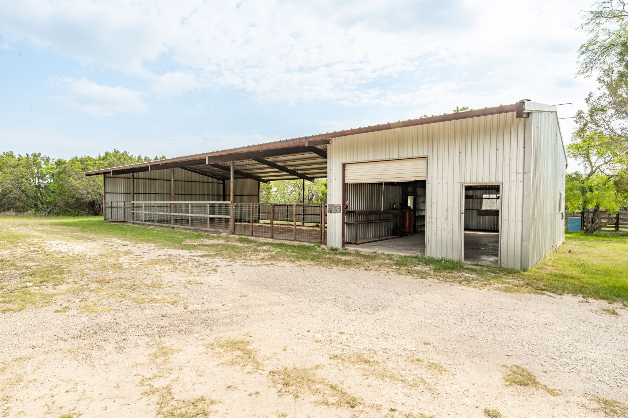 5905 N US Highway 281 (400)