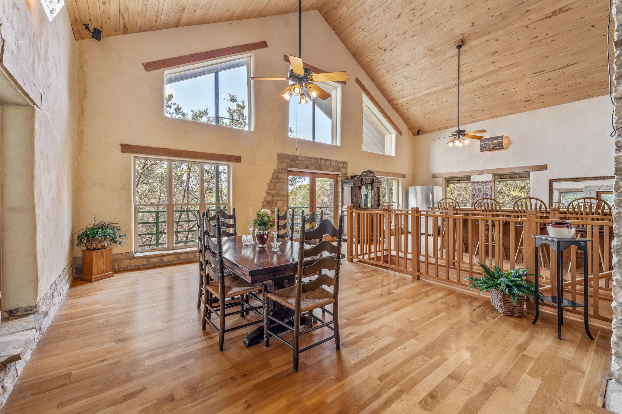 5905 N US Highway 281 (400)