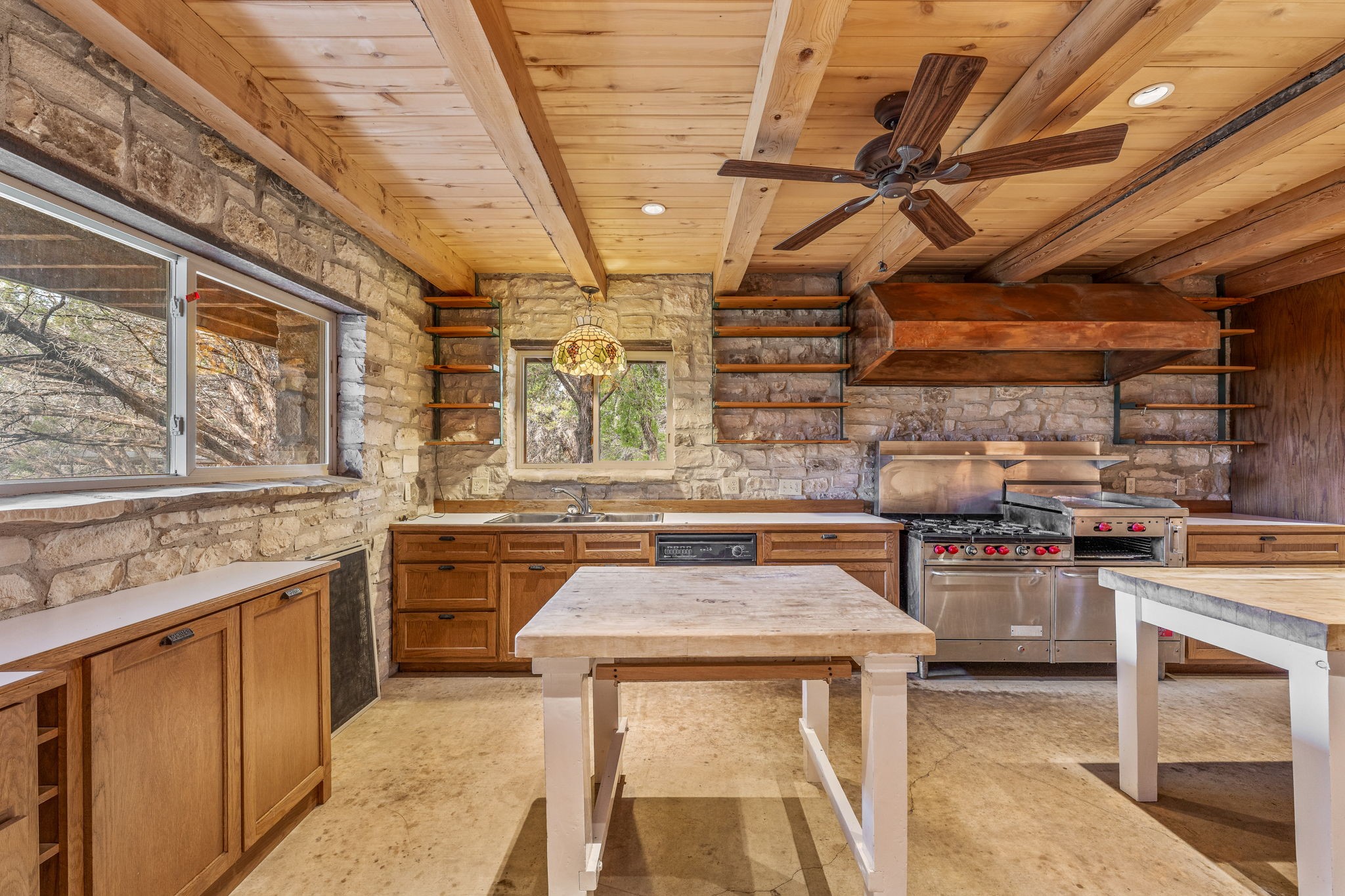 5905 N US Highway 281 (400)