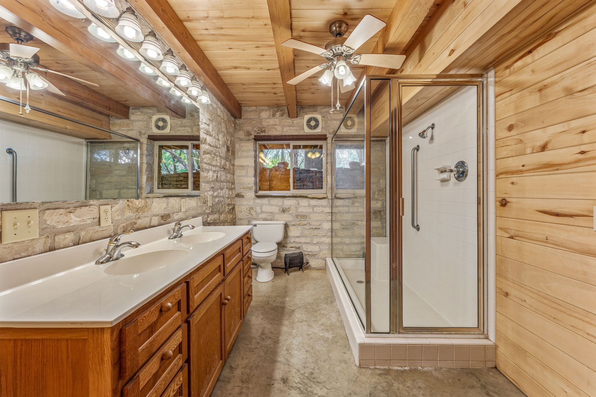 5905 N US Highway 281 (400)