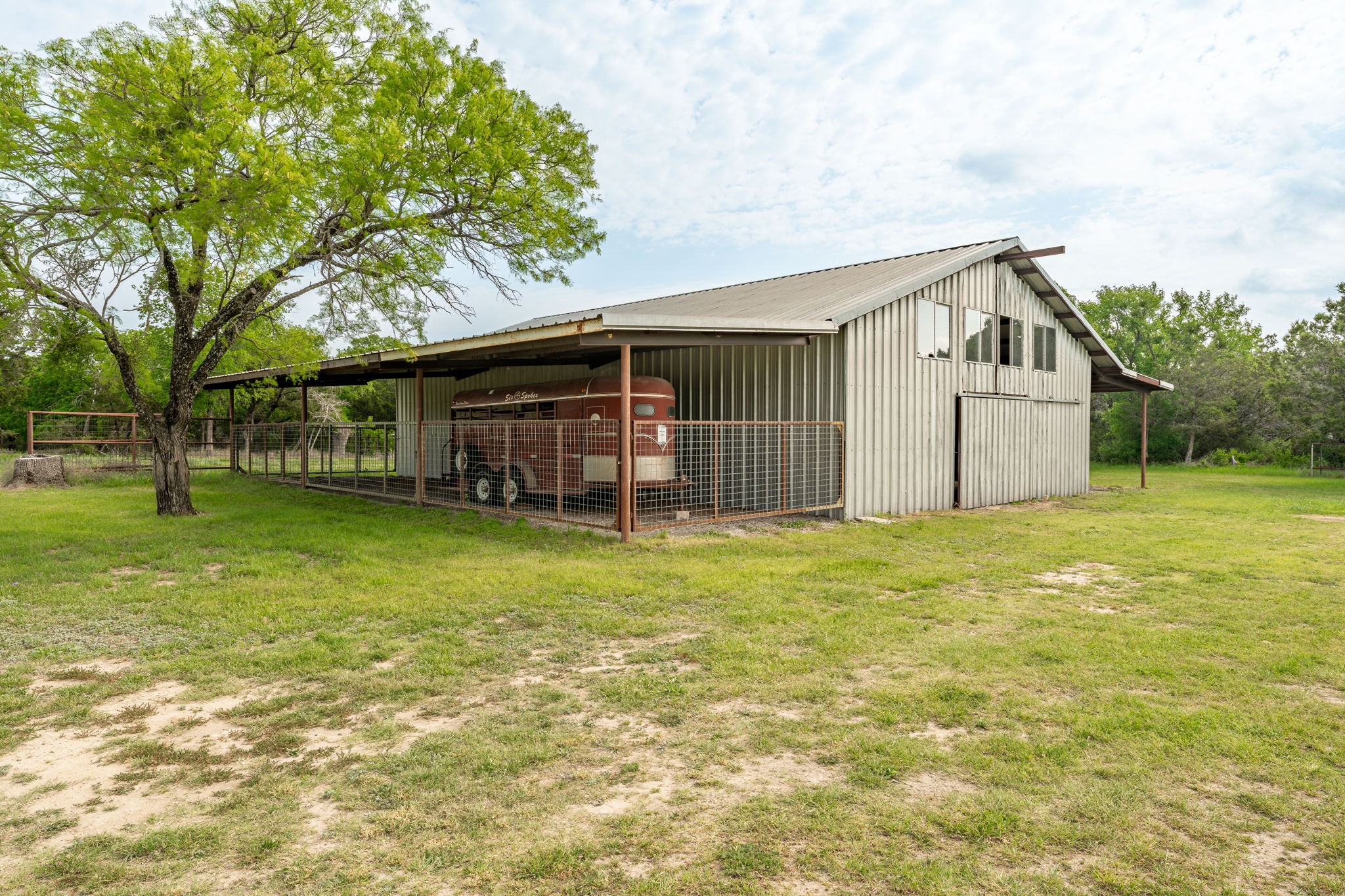 5905 N US Highway 281 (400)