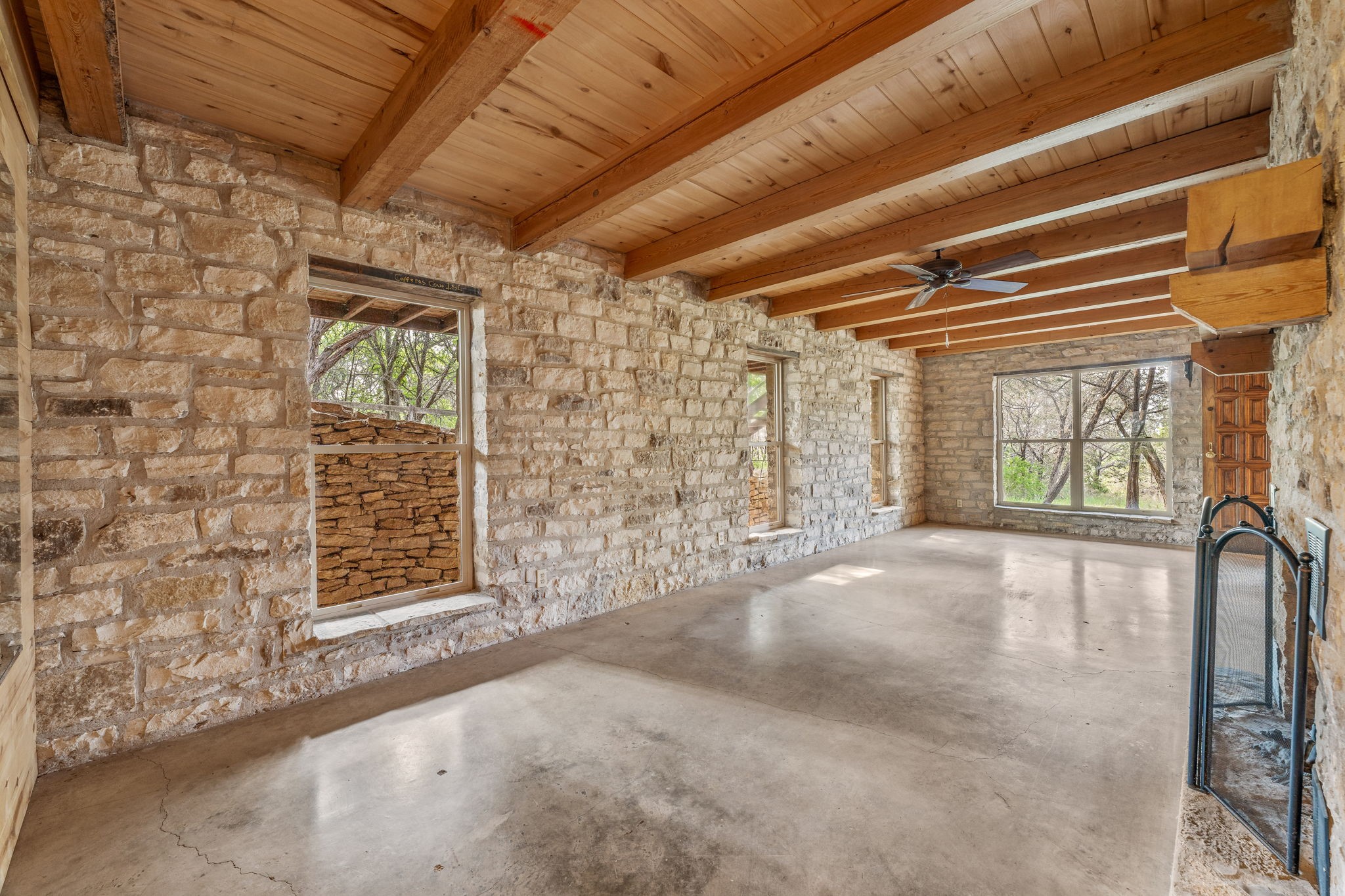 5905 N US Highway 281 (400)