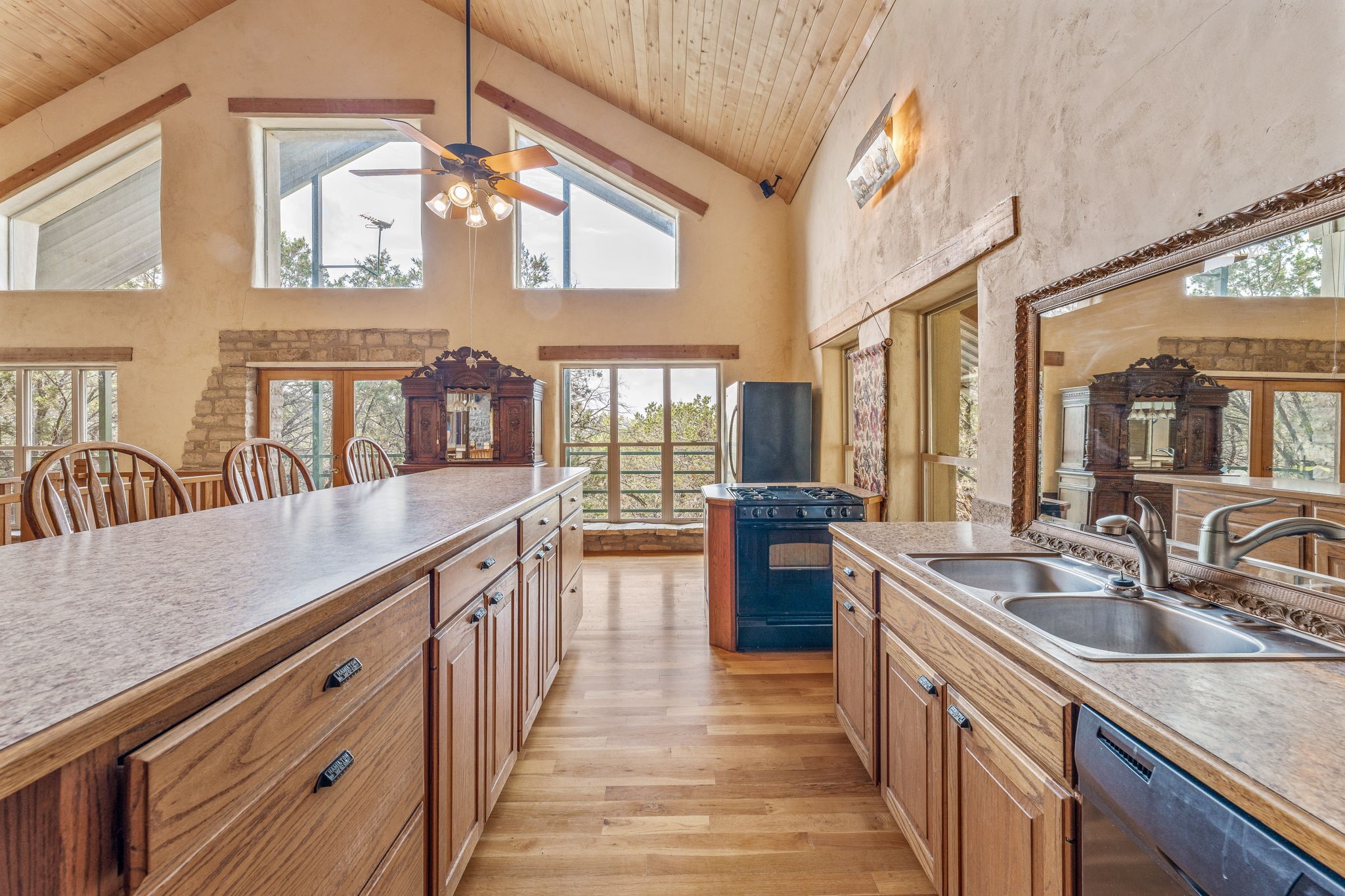 5905 N US Highway 281 (400)