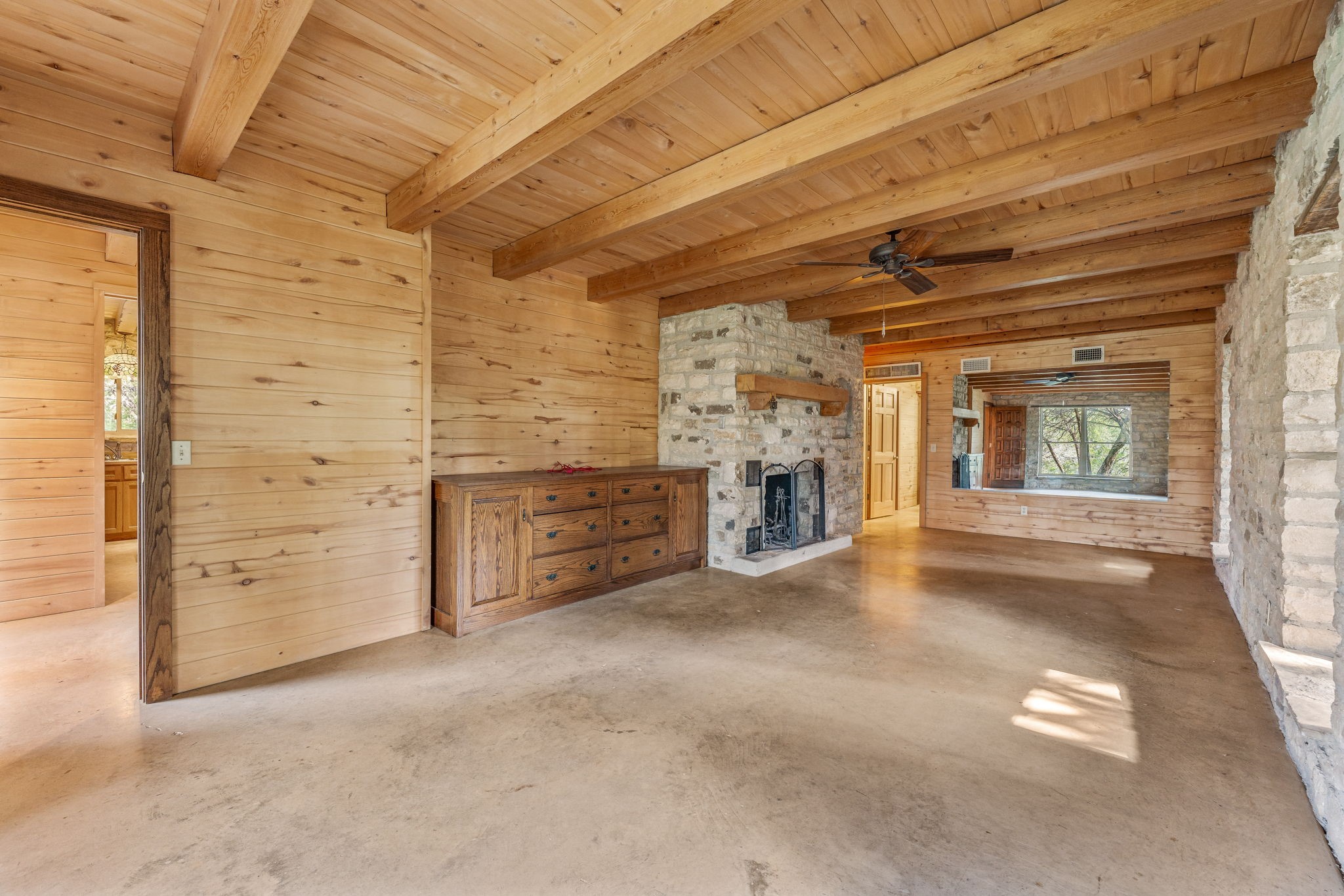 5905 N US Highway 281 (400)