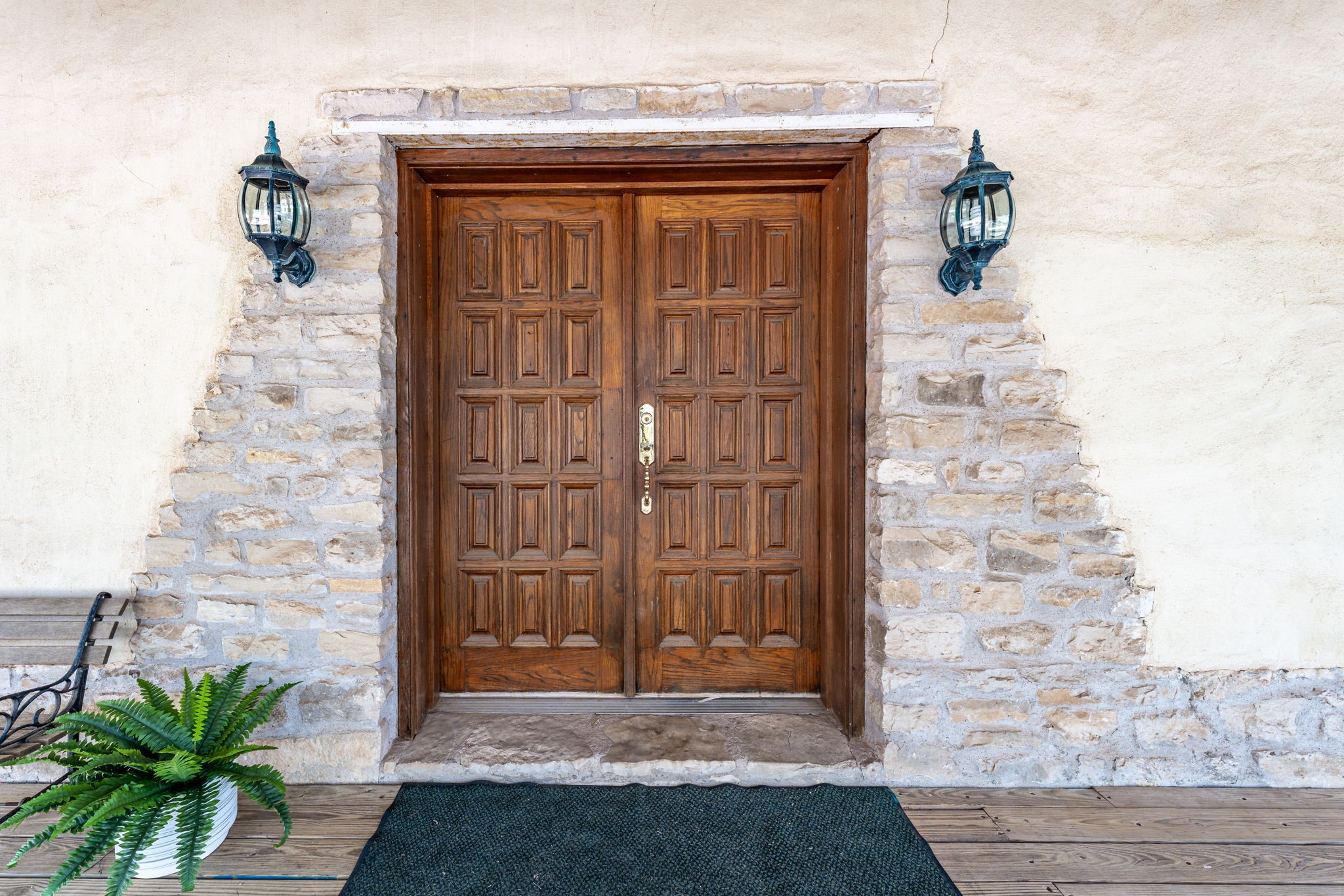 5905 N US Highway 281 (400)