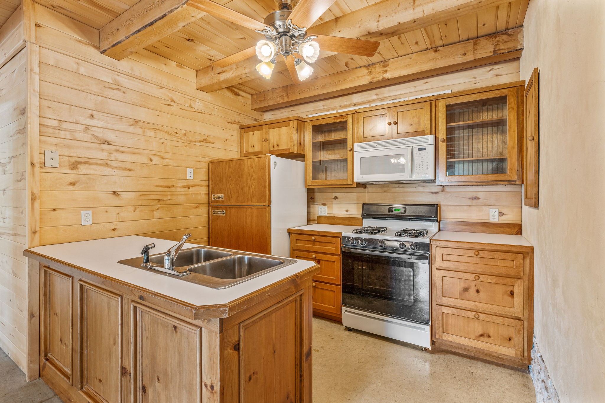 5905 N US Highway 281 (400)