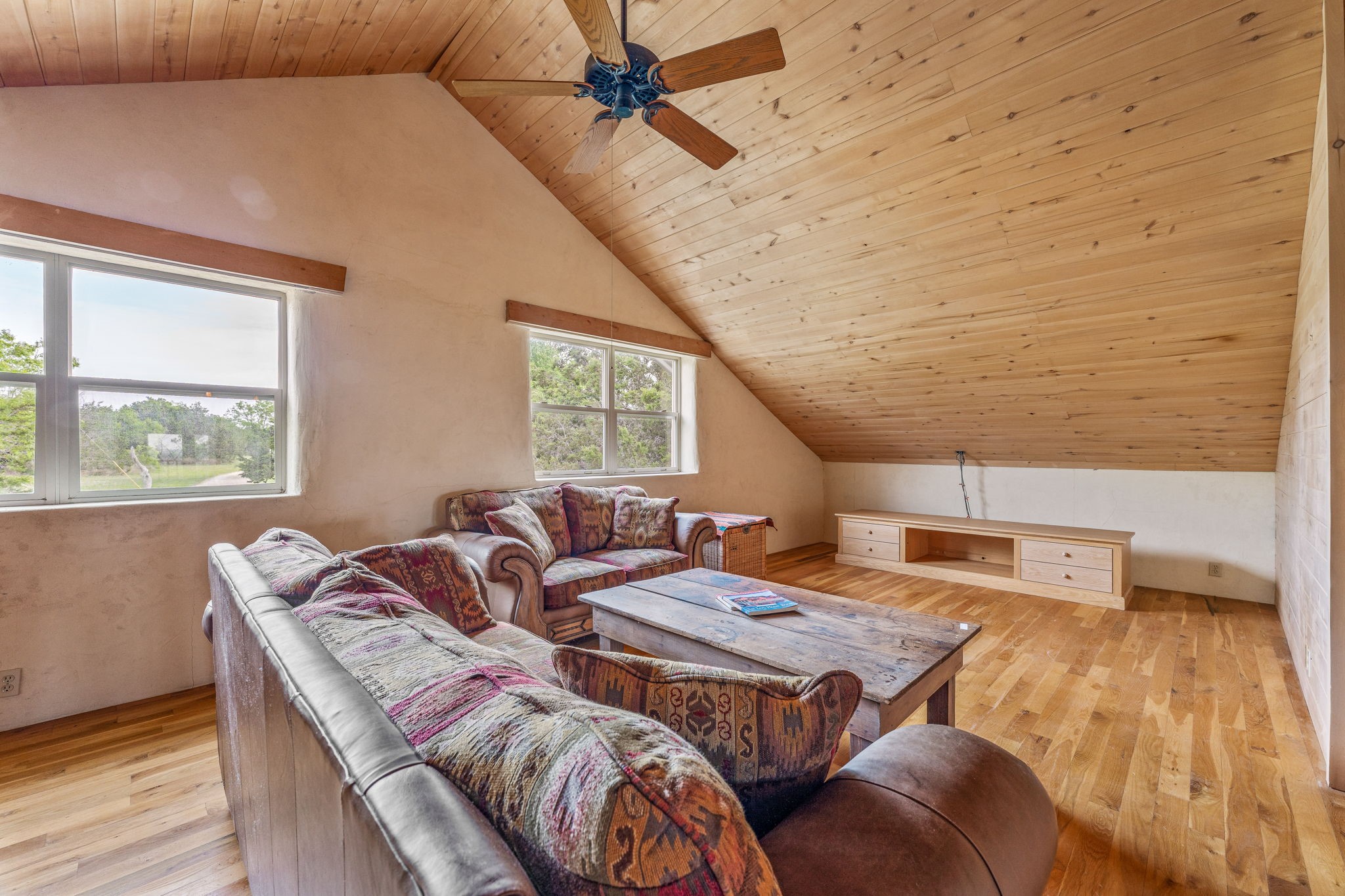 5905 N US Highway 281 (400)