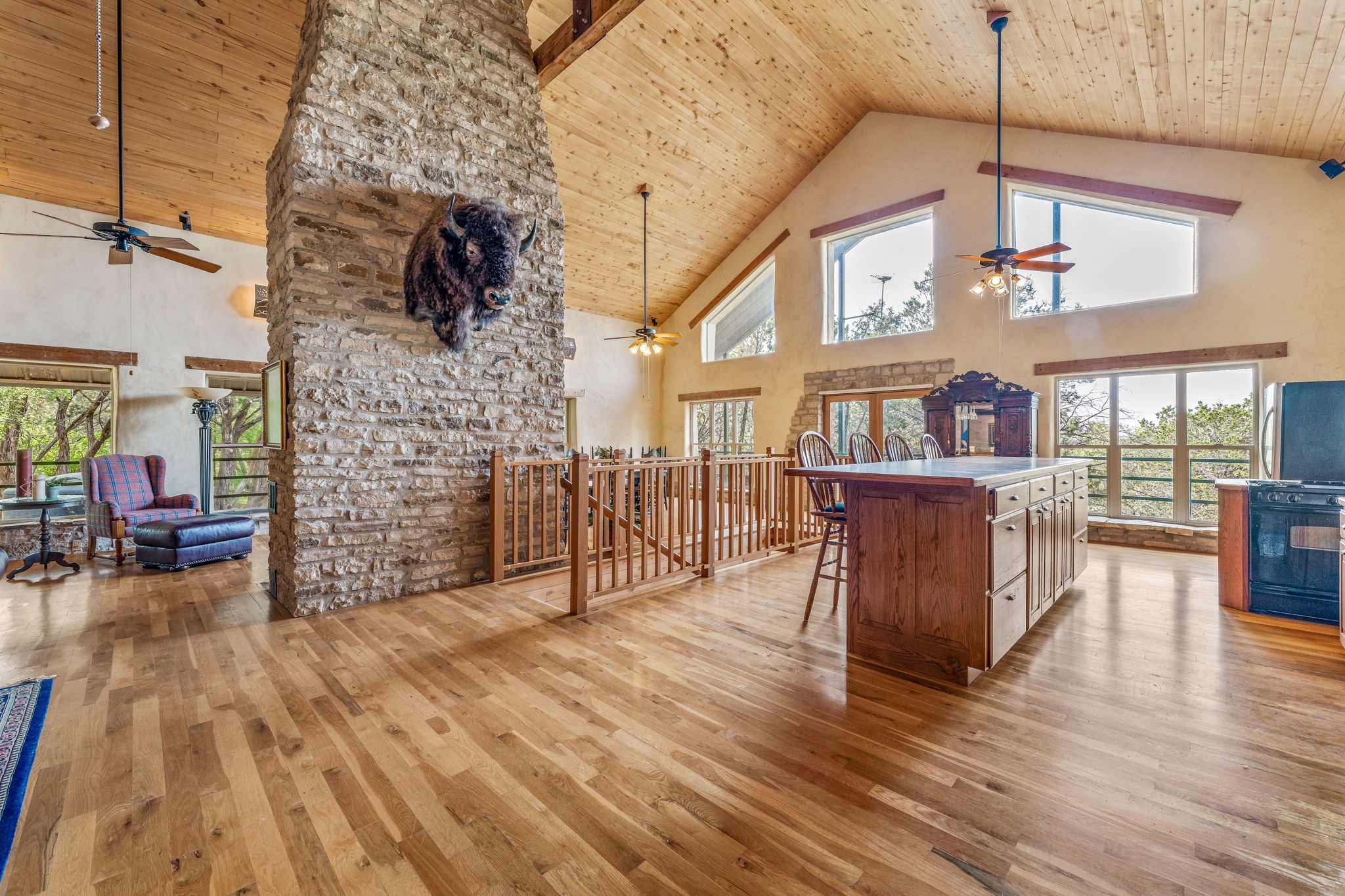 5905 N US Highway 281 (400)