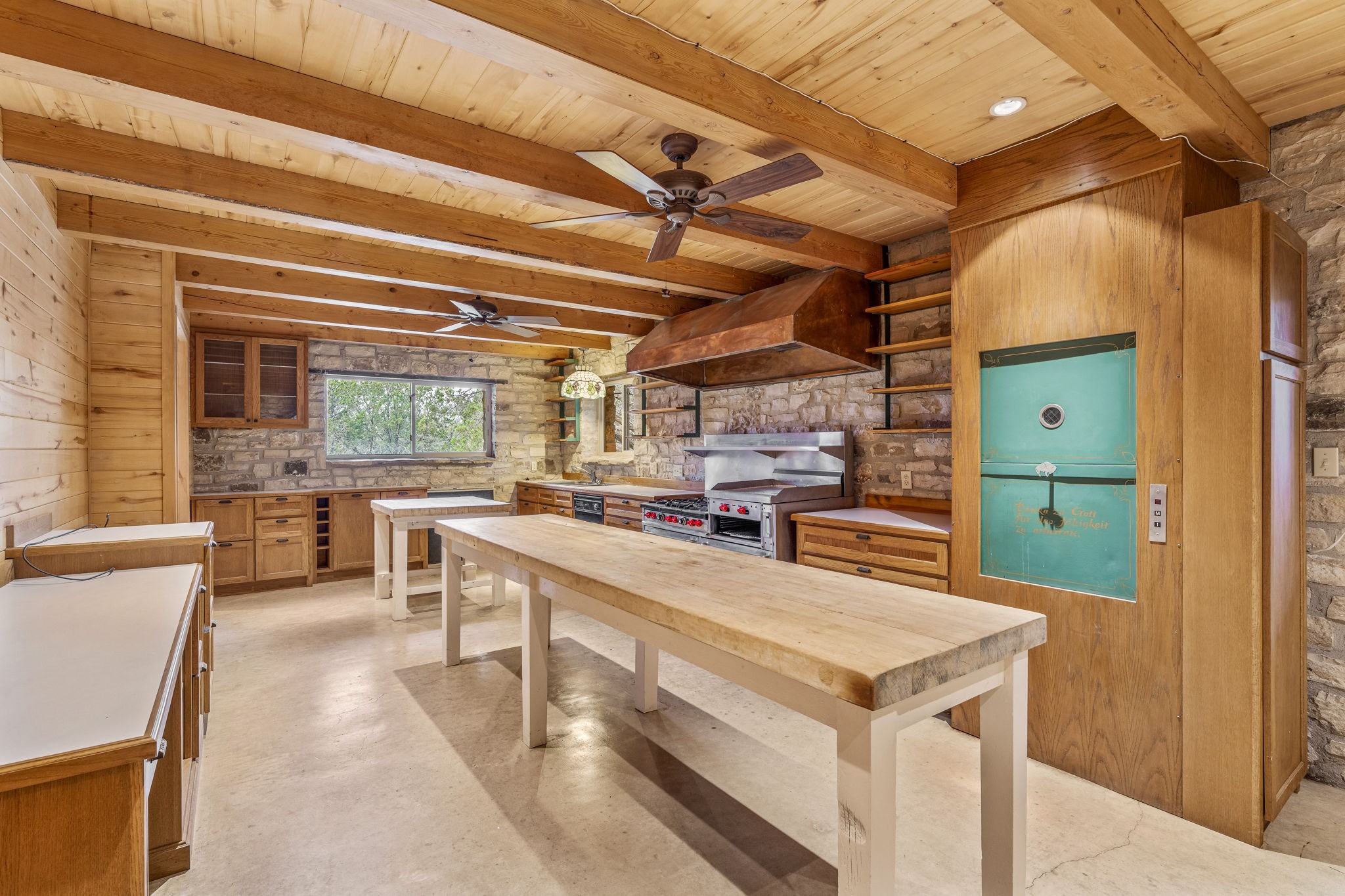 5905 N US Highway 281 (400)
