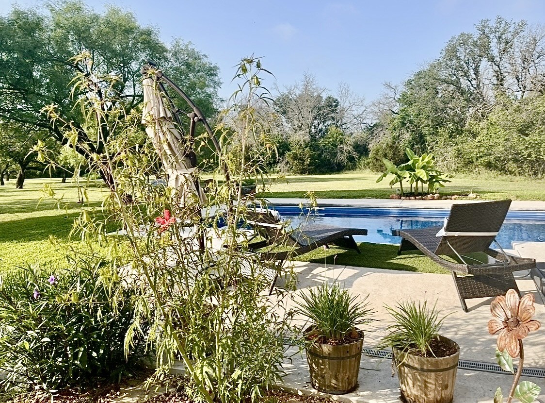 1592 N US Highway 281