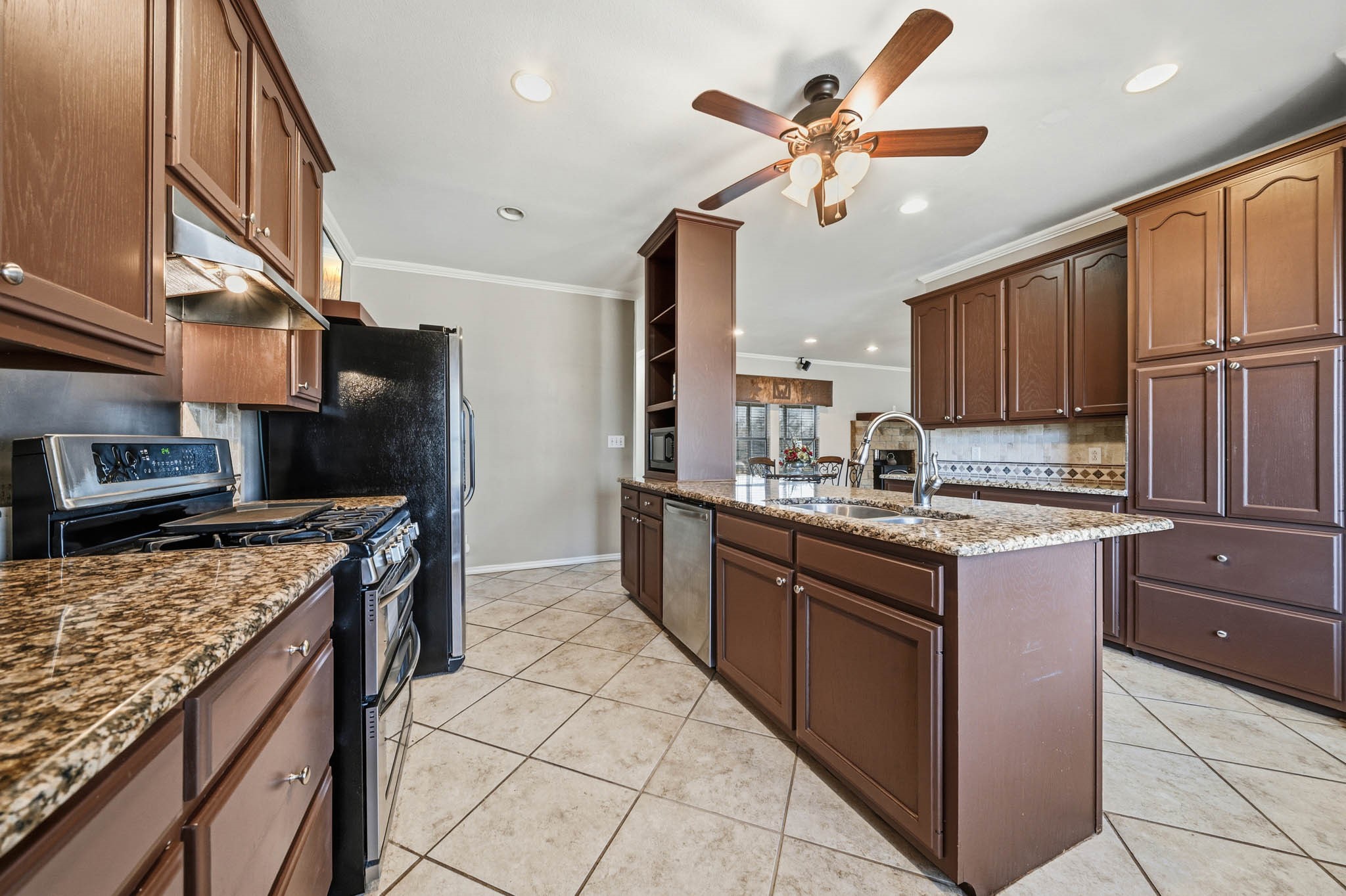 1592 N US Highway 281