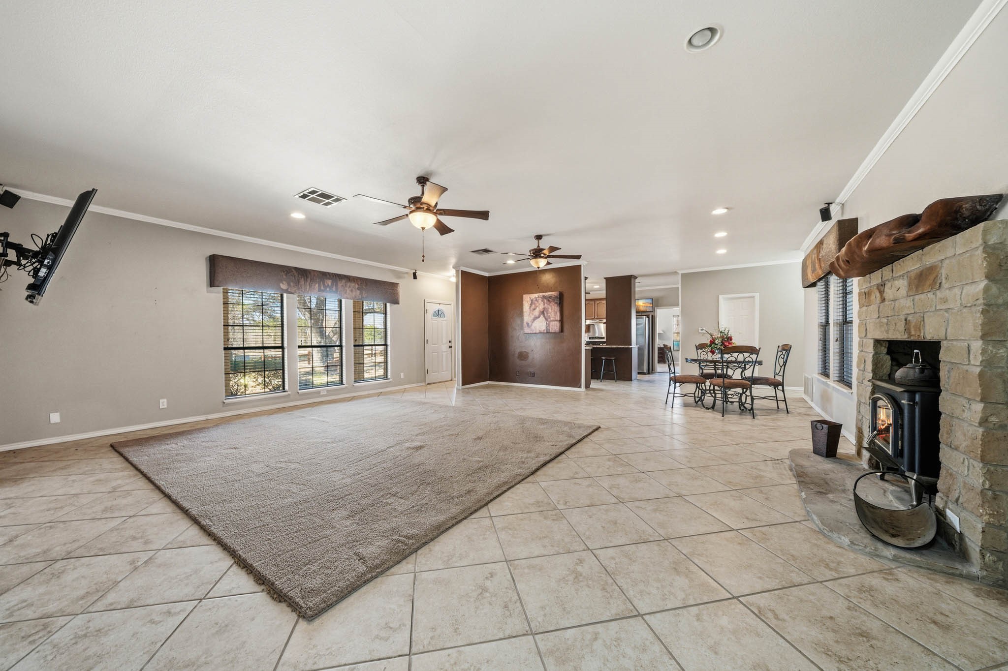 1592 N US Highway 281