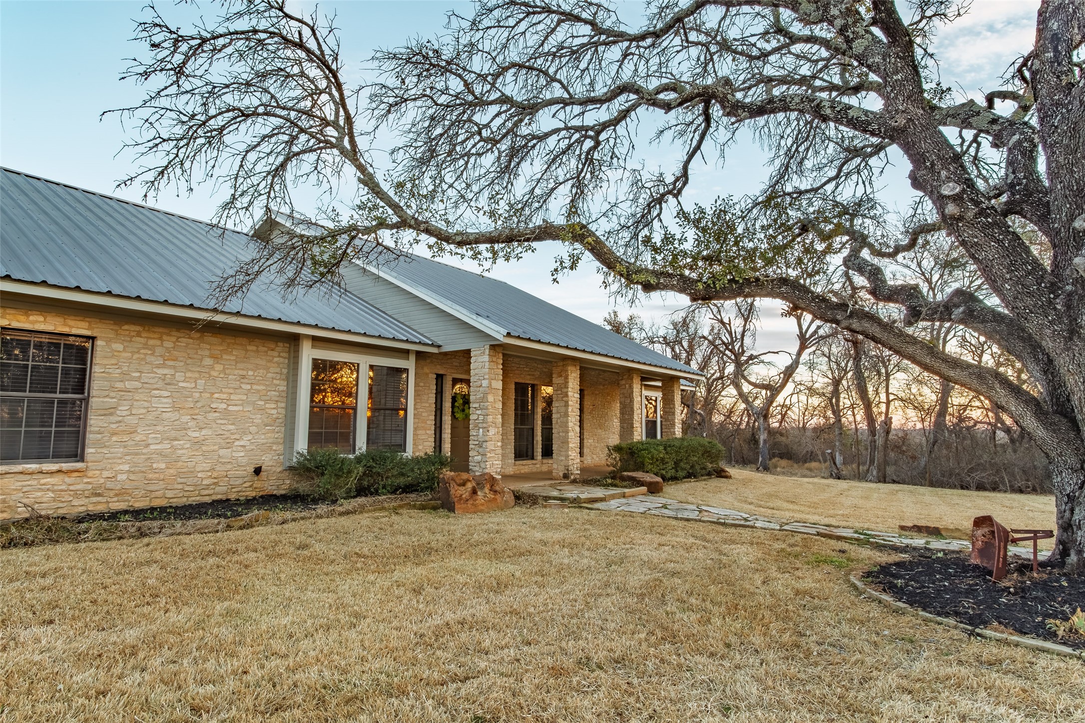 1592 N US Highway 281