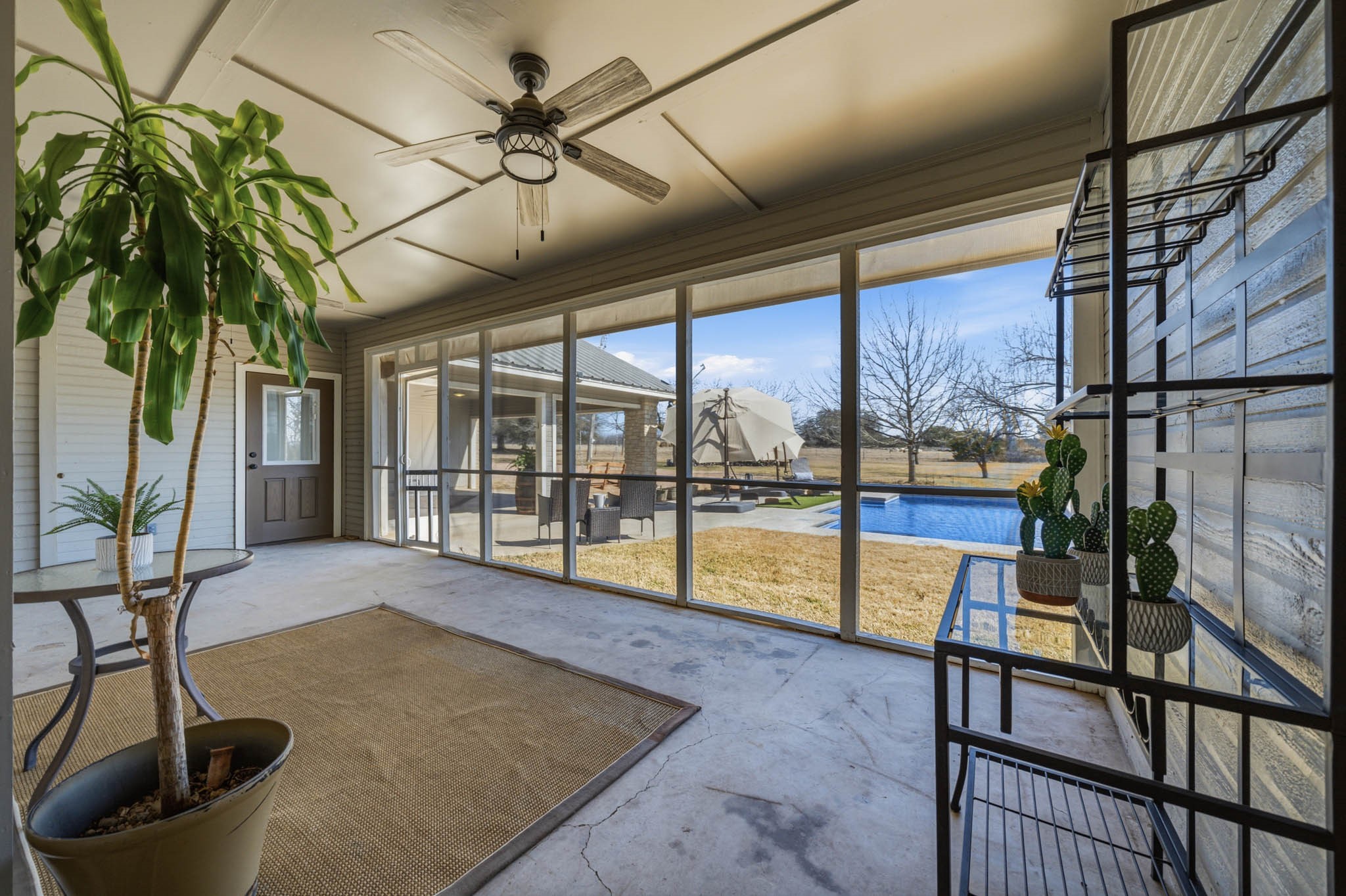 1592 N US Highway 281