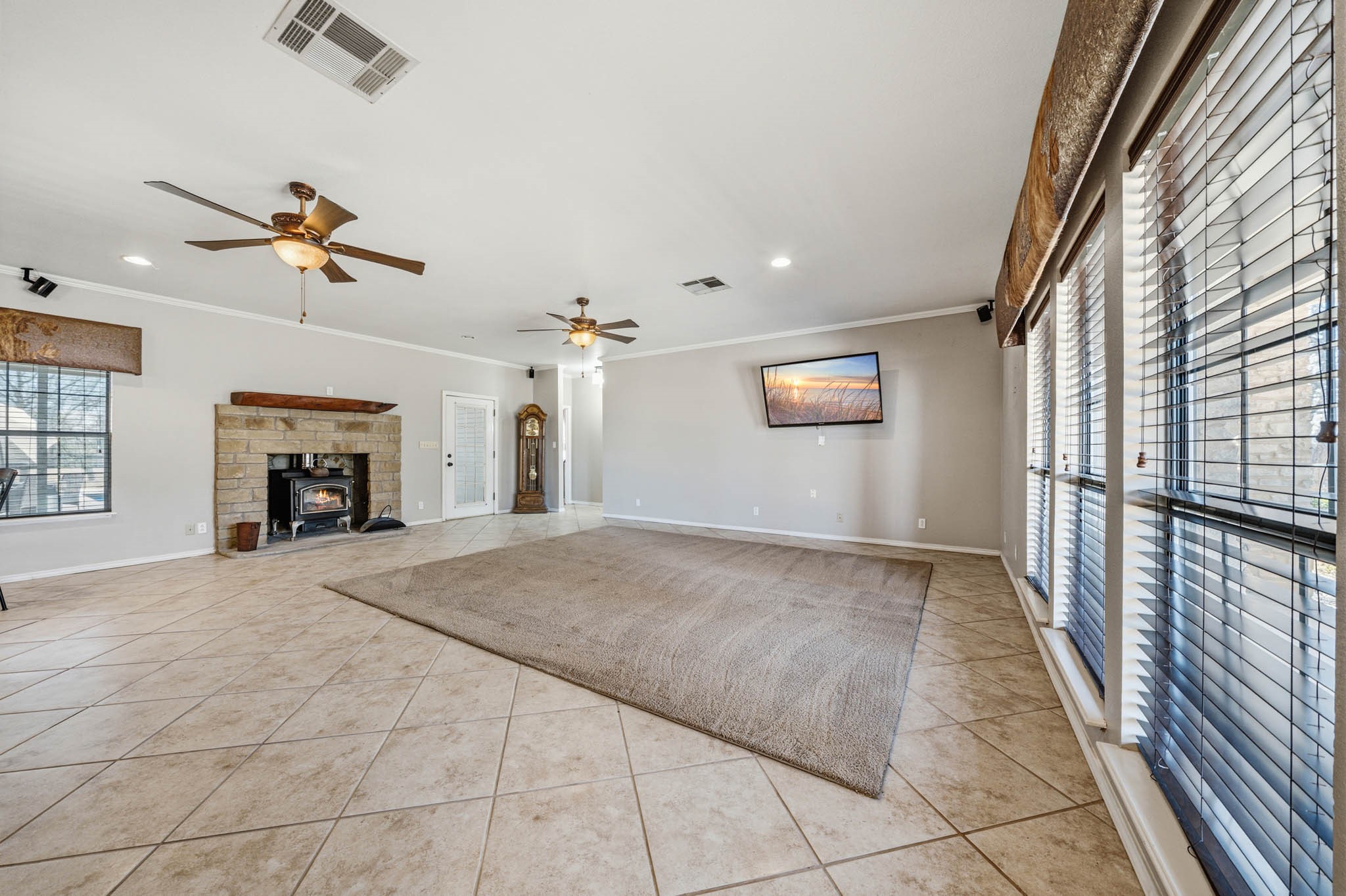 1592 N US Highway 281