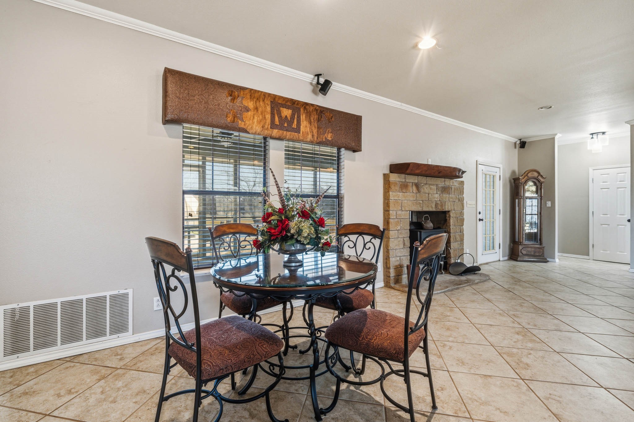 1592 N US Highway 281