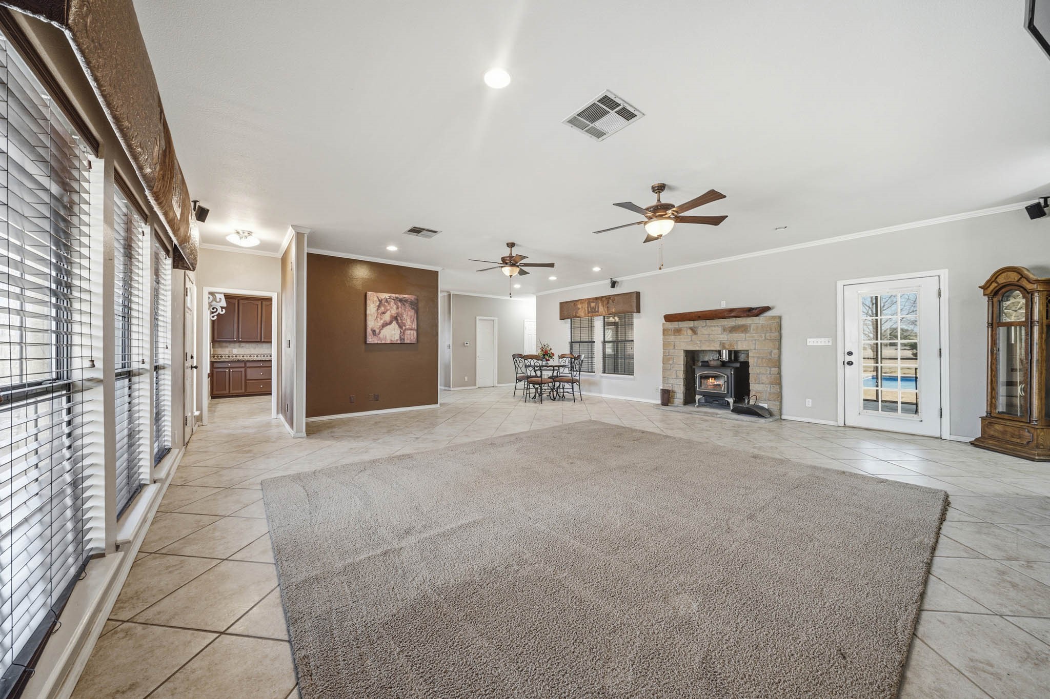 1592 N US Highway 281