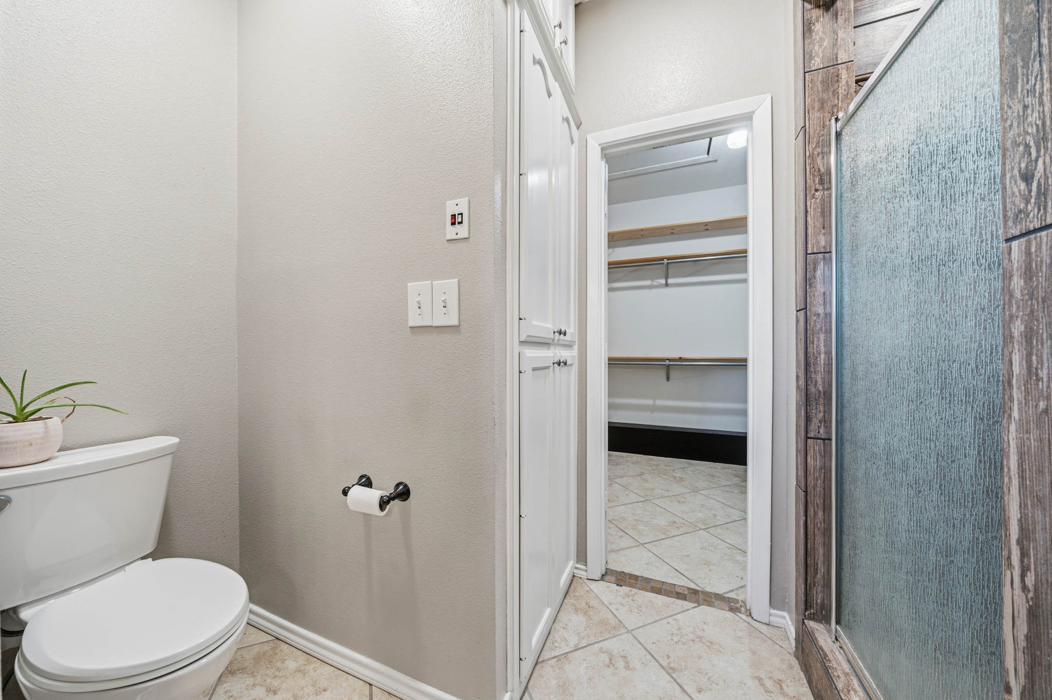 1592 N US Highway 281