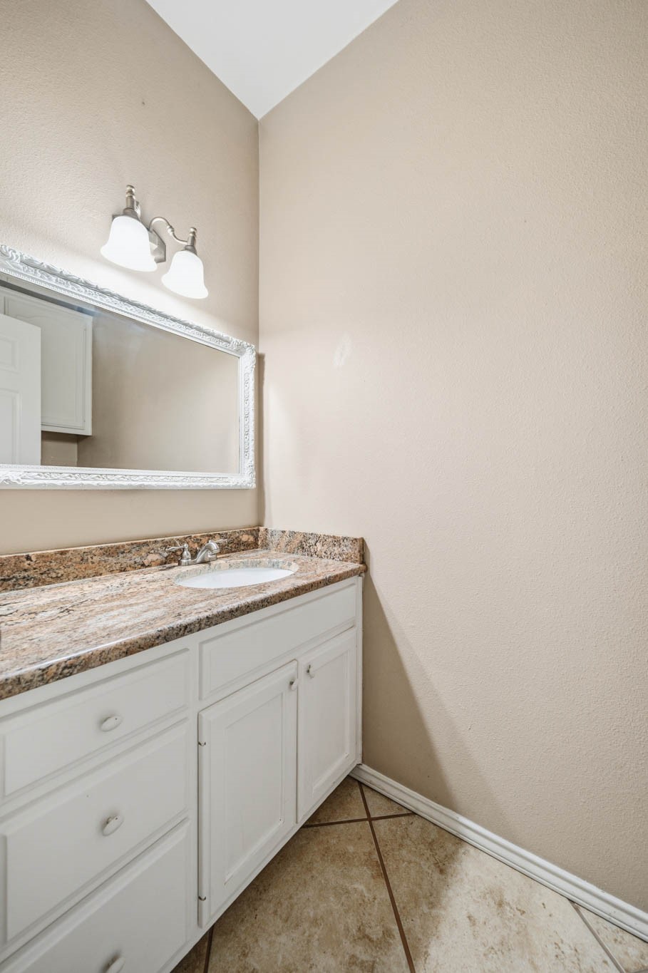 1592 N US Highway 281