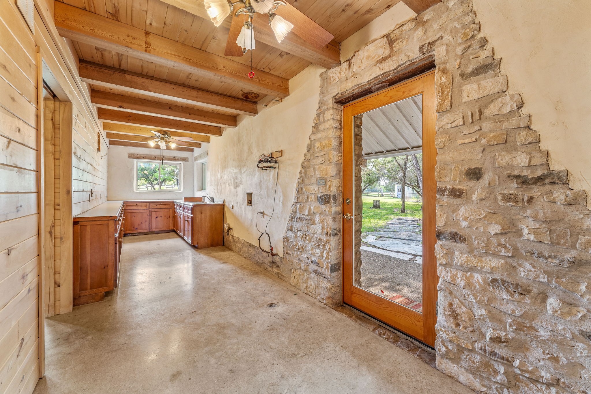 5905 N US Highway 281 (172)