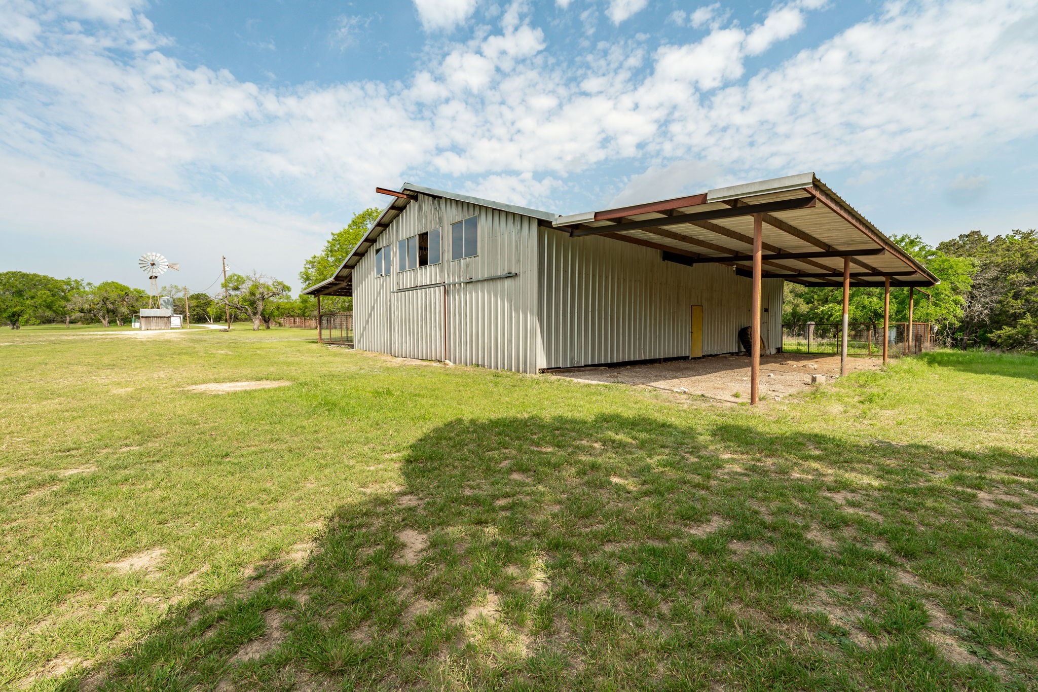 5905 N US Highway 281 (172)
