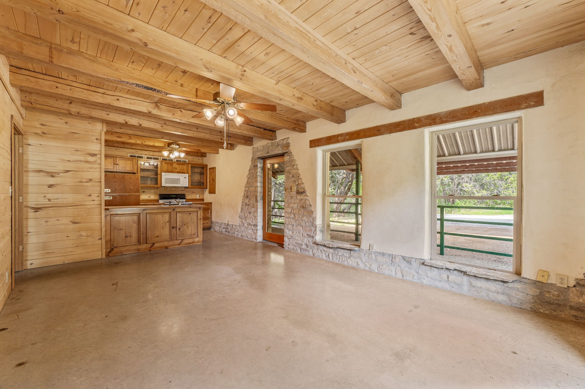 5905 N US Highway 281 (172)