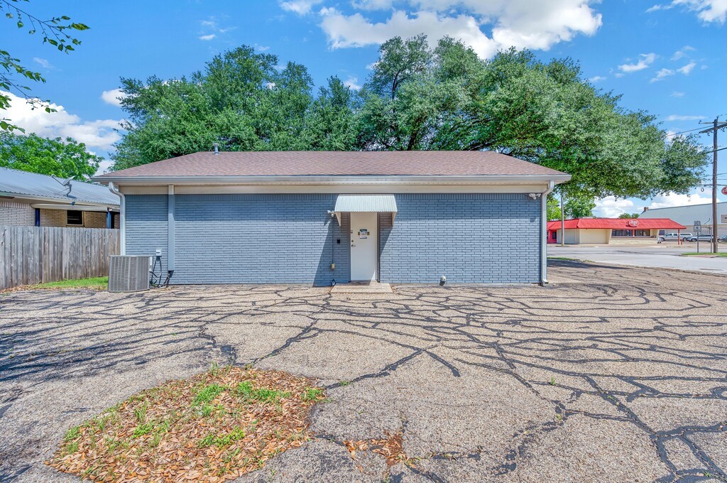 706 W 5th Street