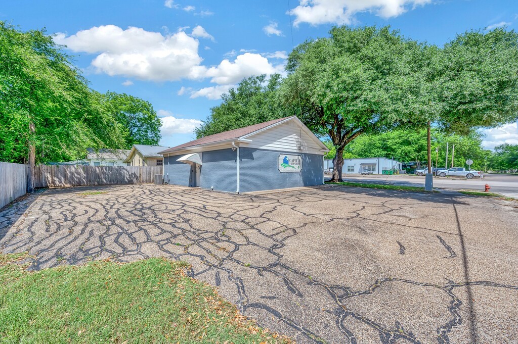 706 W 5th Street